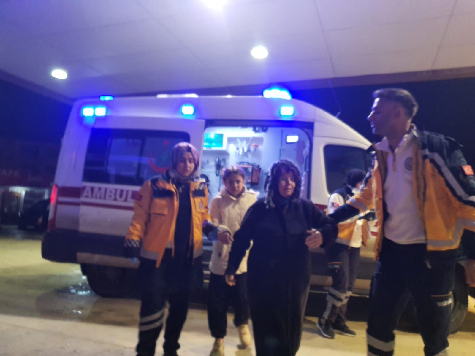 Ambulansa Yol Vermek Isteyen 2 Otomobil Çarpıştı 4 Yaralı (3)