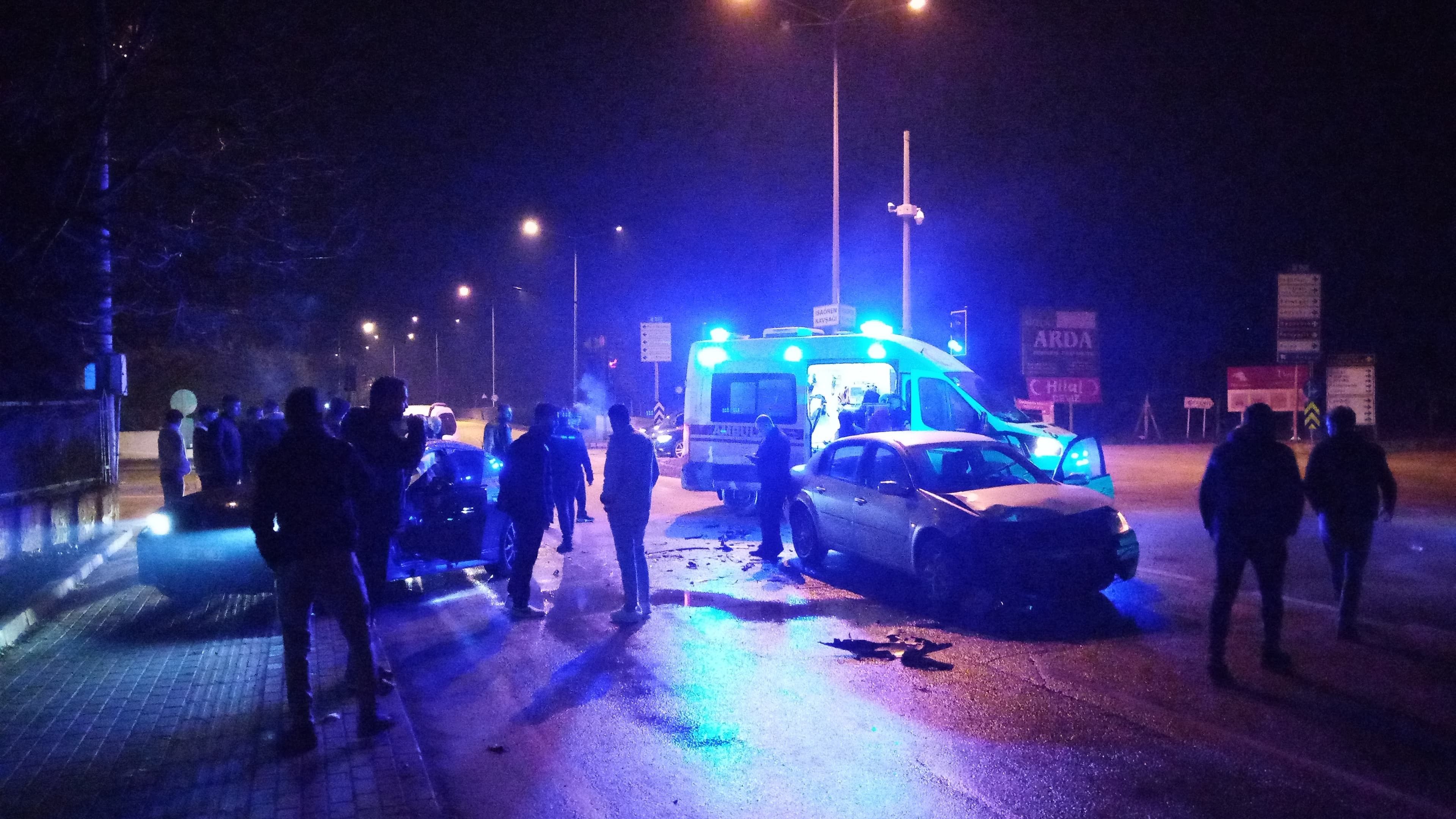 Ambulansa Yol Vermek Isteyen 2 Otomobil Çarpıştı 4 Yaralı (5)