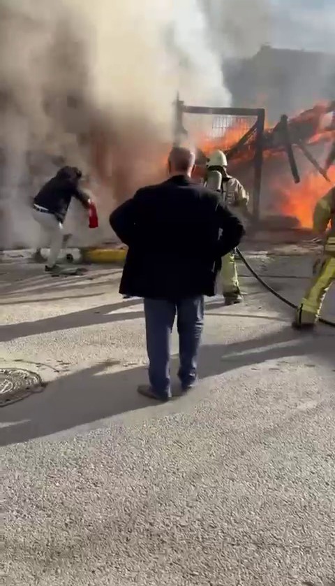 Baraka Yangını Alevler Park Halindeki Araca Sıçradı (1)