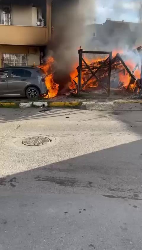 Baraka Yangını Alevler Park Halindeki Araca Sıçradı (2)