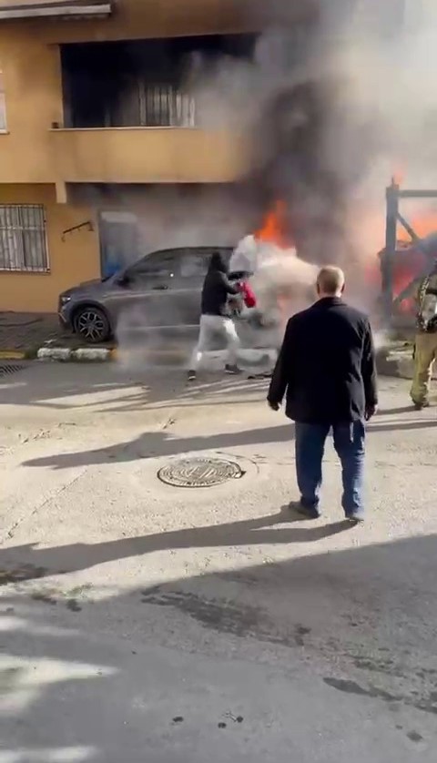 Baraka Yangını Alevler Park Halindeki Araca Sıçradı (5)