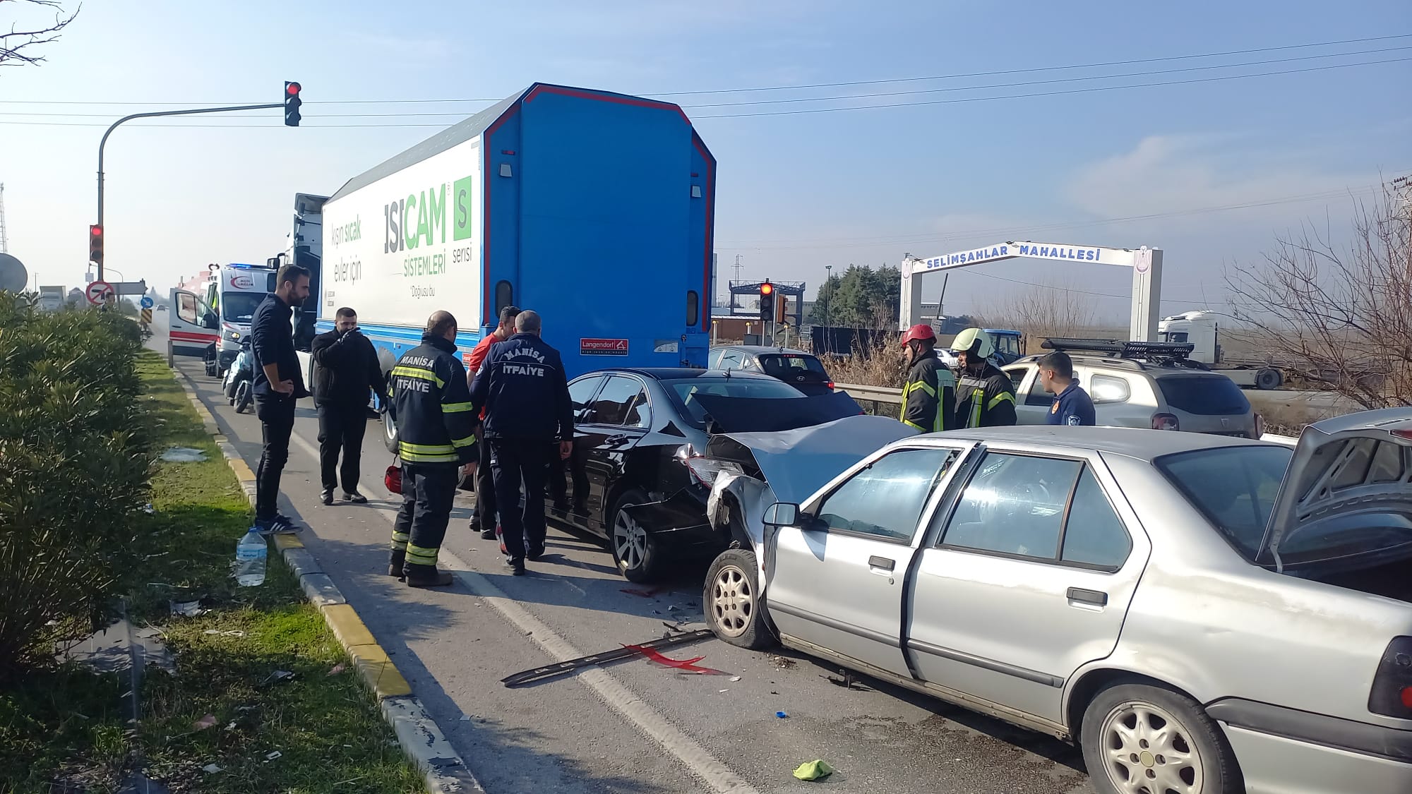 Manisa'nın Şehzadeler Ilçesinde 3 Aracın Çarpışması Sonucu 4 Kişi Yaralandı (3)