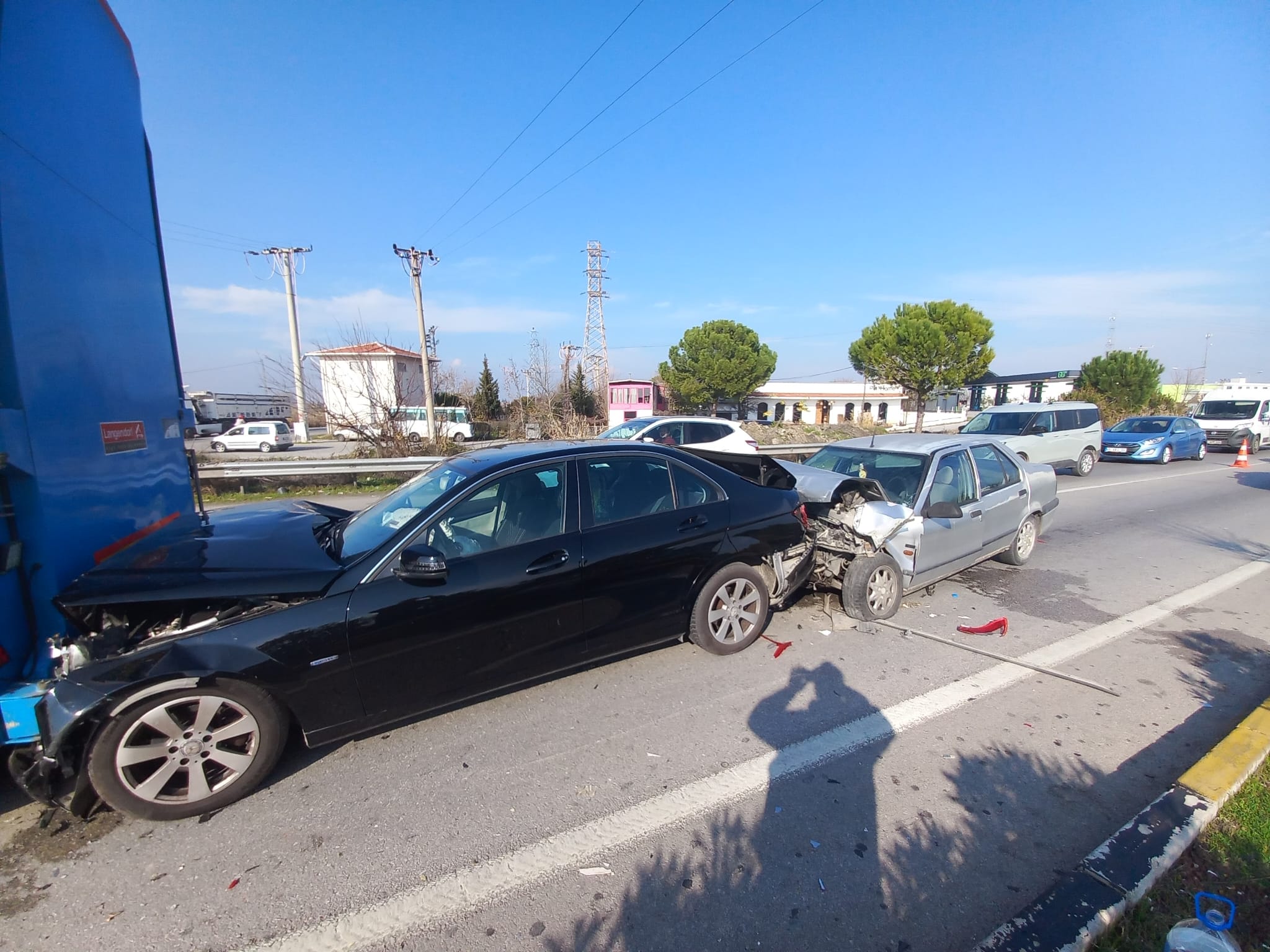 Manisa'nın Şehzadeler Ilçesinde 3 Aracın Çarpışması Sonucu 4 Kişi Yaralandı (4)