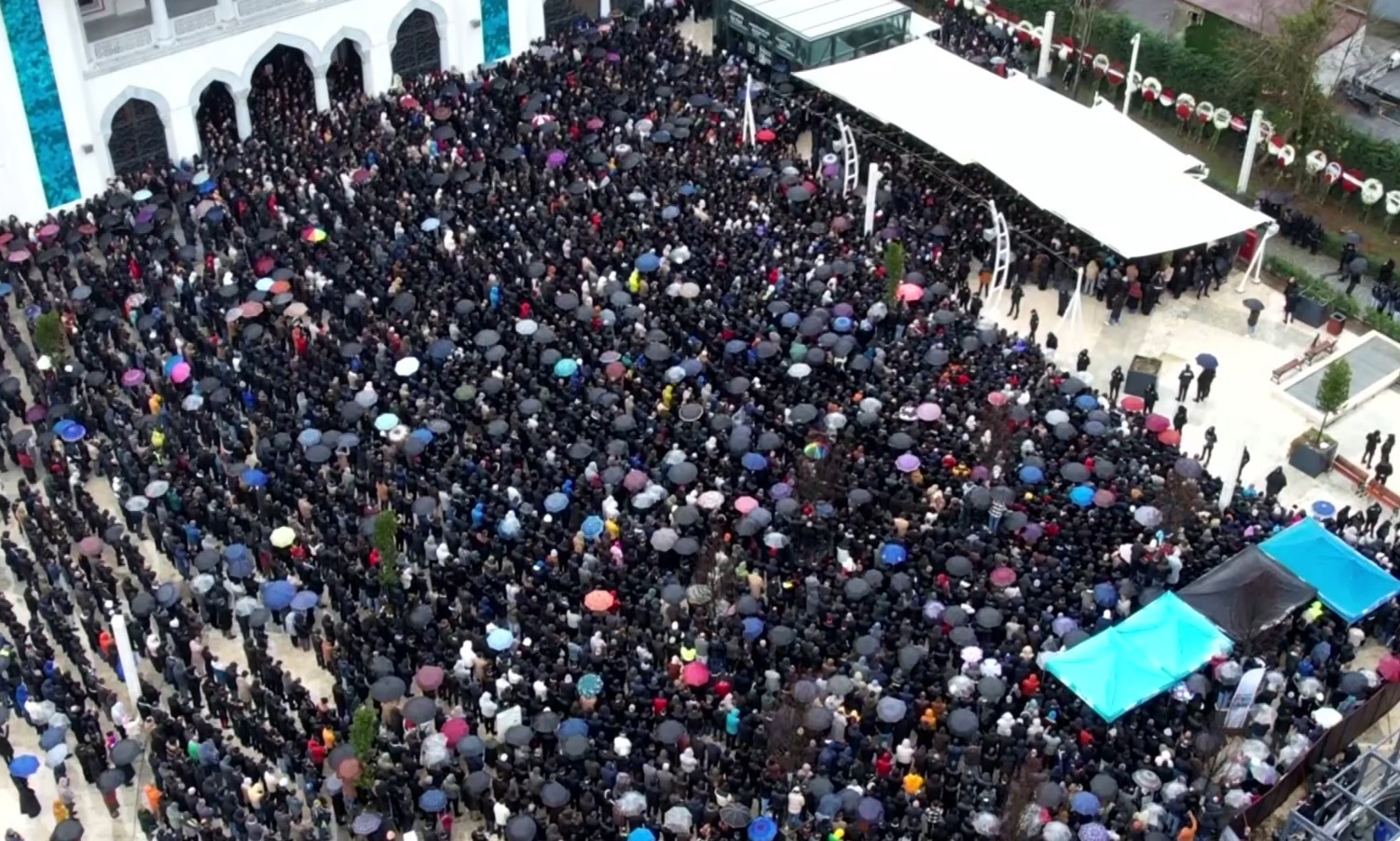 Binlerce Seveni Ferdi Tayfur’u Son Yolculuğuna Böyle Uğurladı (2)