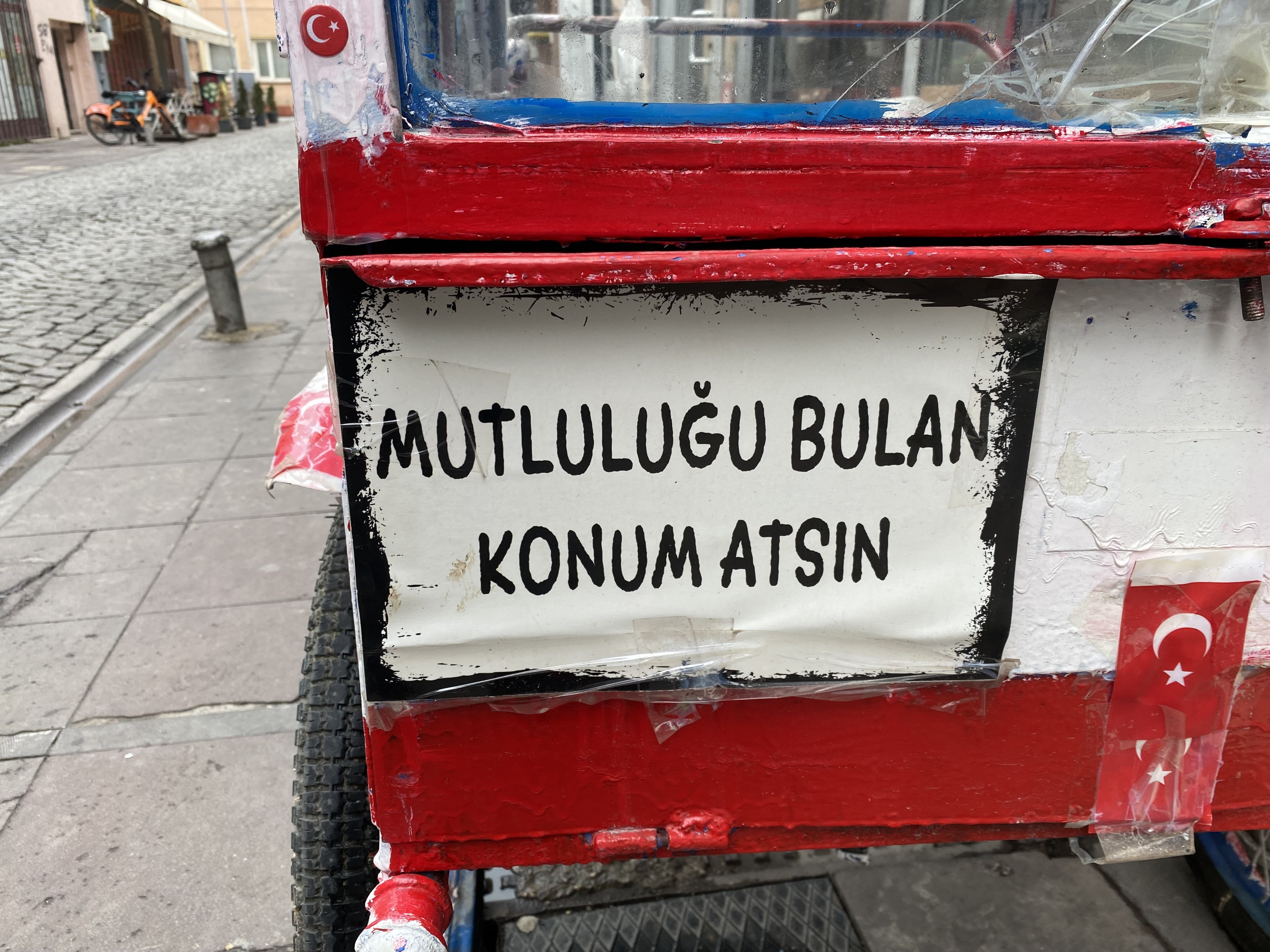 Mutluluğu Bulan Konum Atsın Yazan Seyyar Satıcı Gündem Oldu (1)