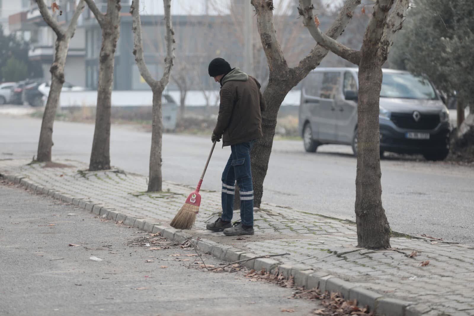 Akhisar Belediyesi, Ilçenin Dört Bir Yanında Temizlik Çalışmalarını Hızlandırdı (4)