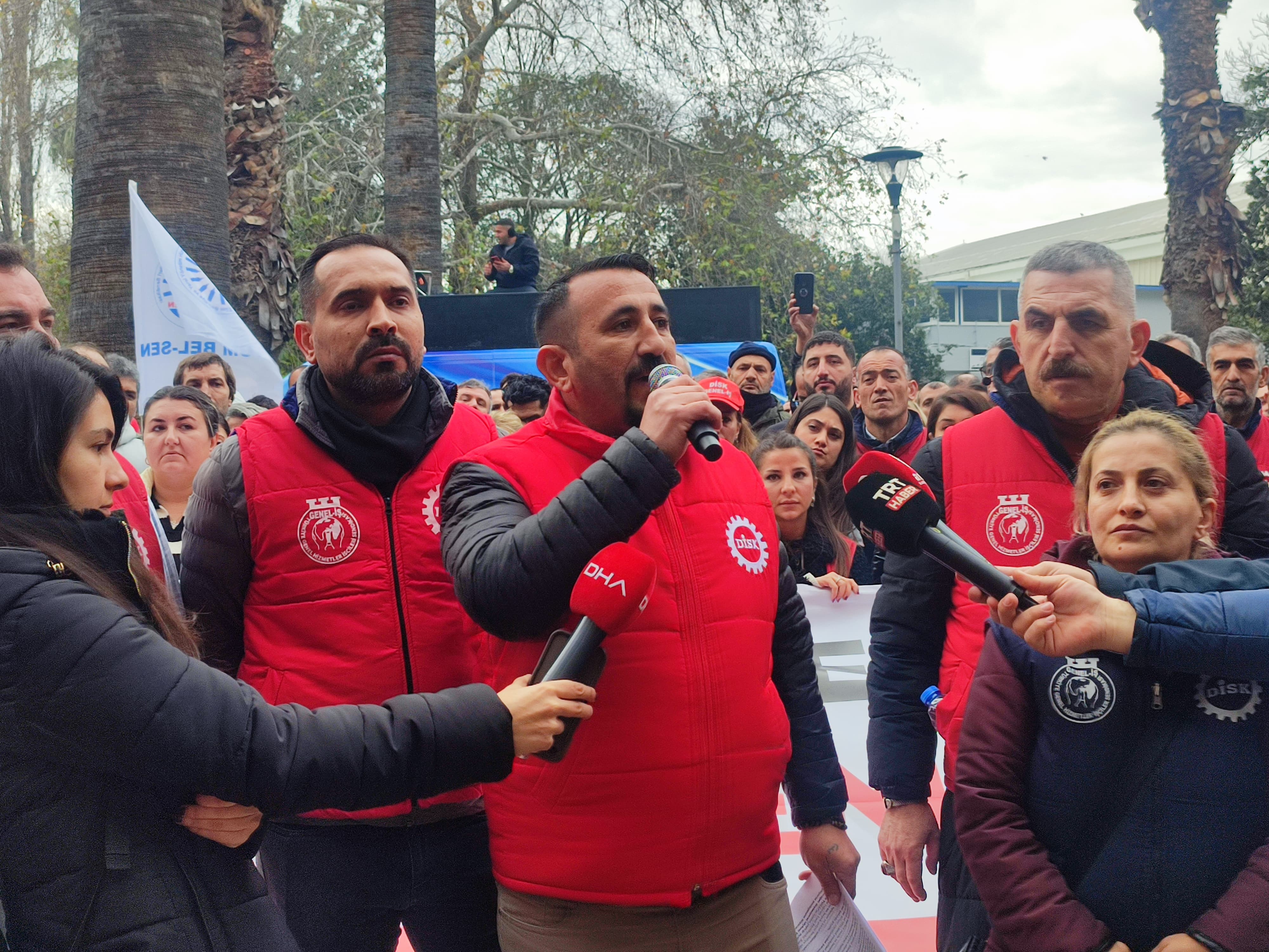 İzmir'de Maaş Krizi Binlerce Işçi Iş Bıraktı (2)