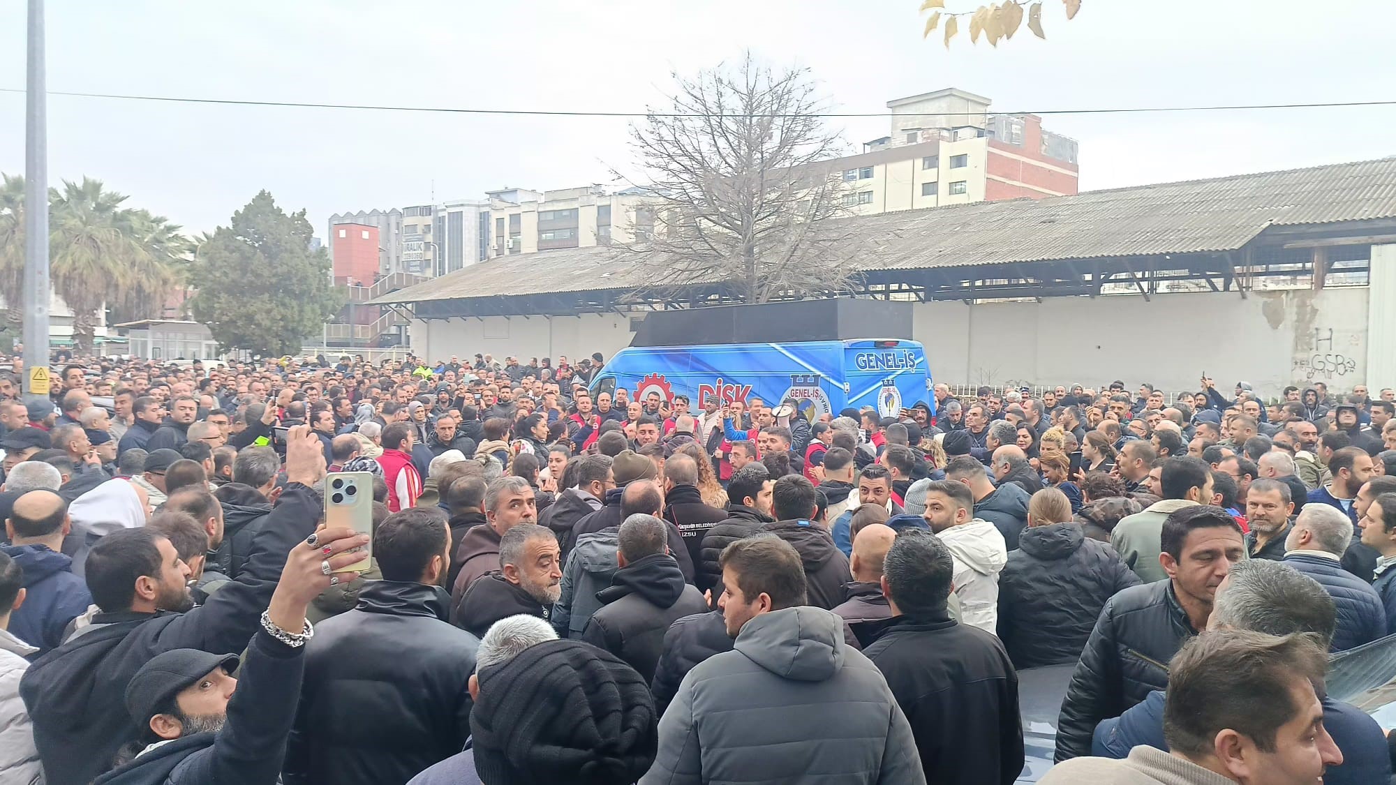 İzmir'de Maaş Krizi Binlerce Işçi Iş Bıraktı (3)