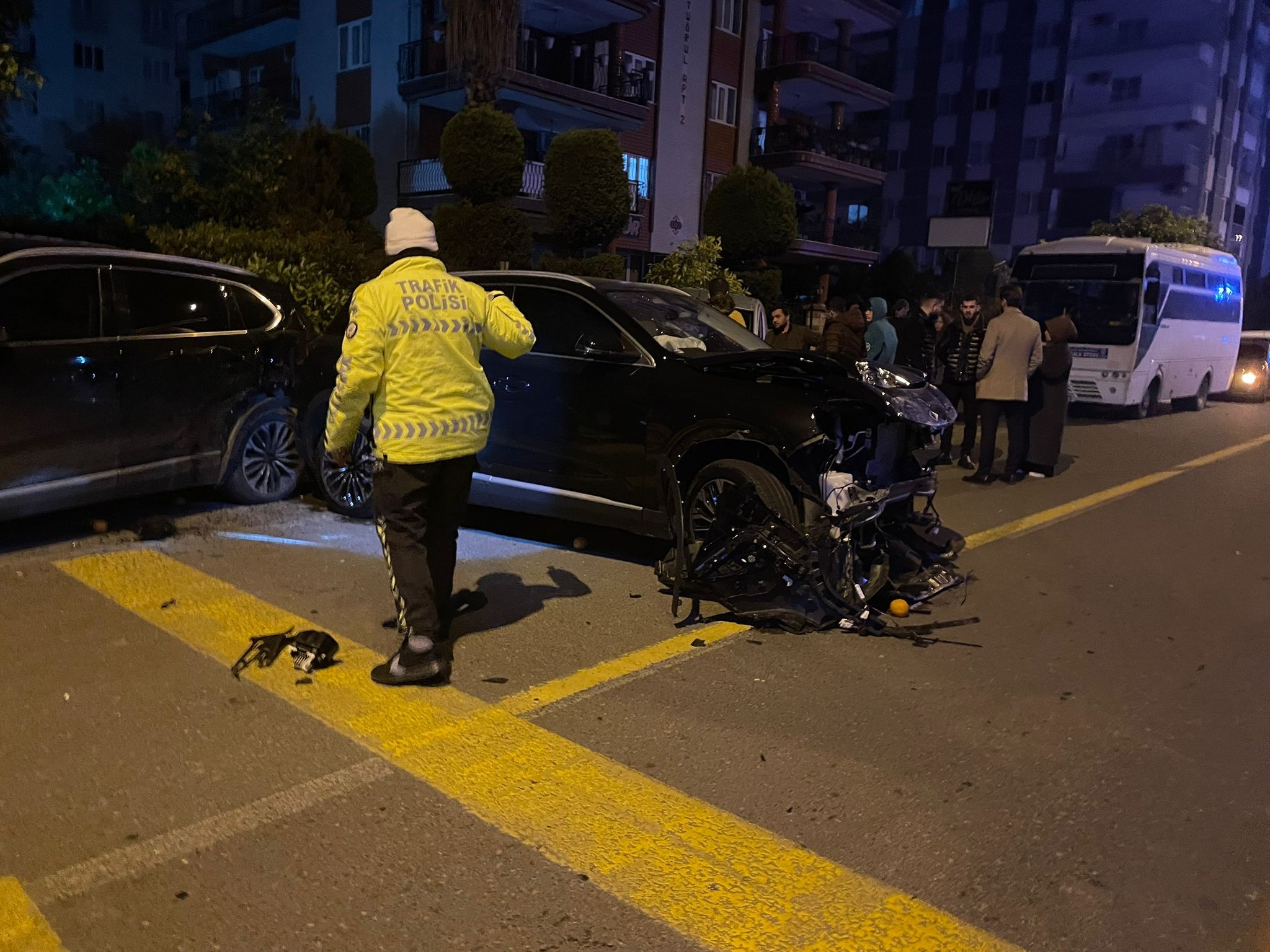 Kontrolden Çıkan Otomobil, Park Halindeki Araçlara Daldı (4)