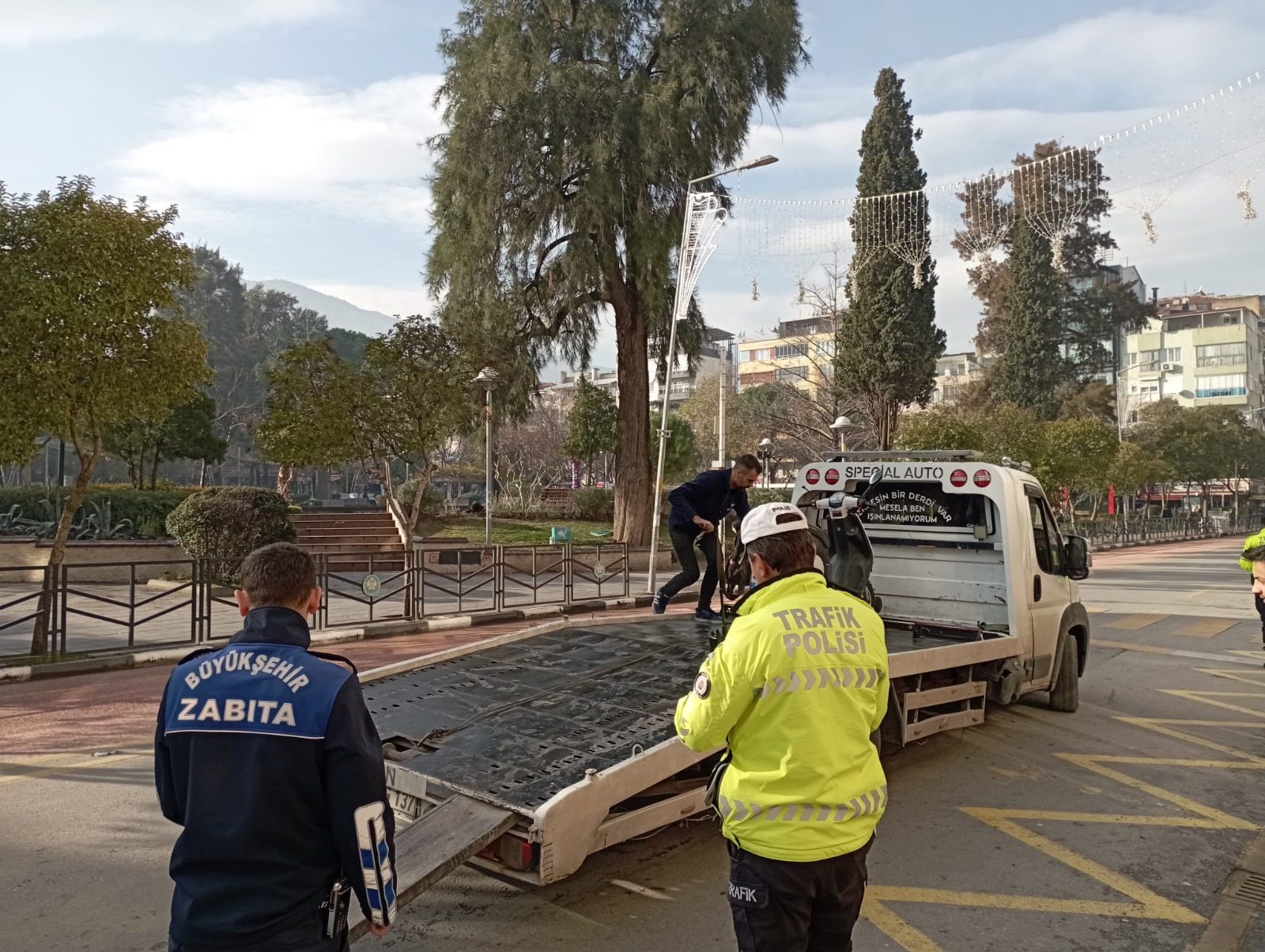 Manisa Büyükşehir Belediyesi, Yılbaşı Gecesinde Denetimlerini Sıkı Bir Şekilde Sürdürmeye Devam Etti. (2)