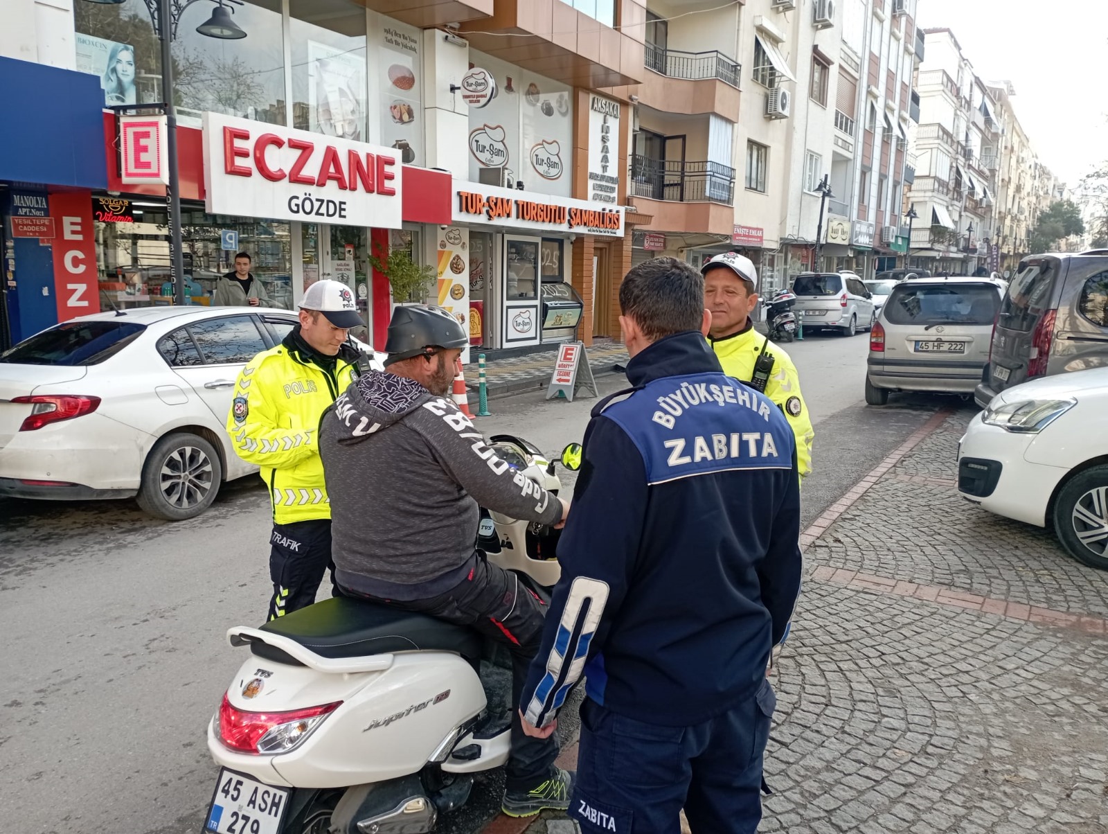 Manisa Büyükşehir Belediyesi, Yılbaşı Gecesinde Denetimlerini Sıkı Bir Şekilde Sürdürmeye Devam Etti. (3)