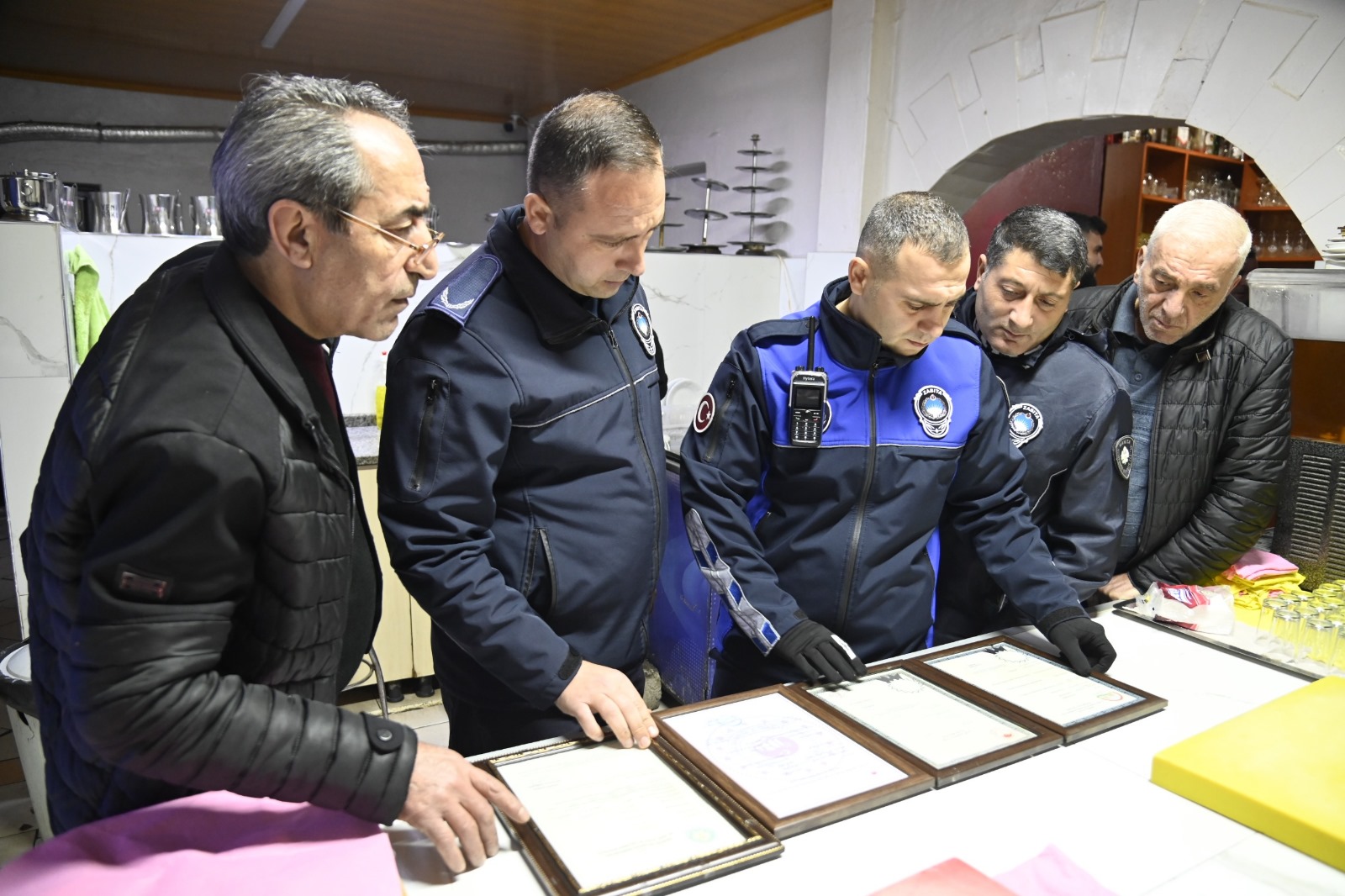 Manisa Büyükşehir Belediyesi, Yılbaşı Gecesinde Denetimlerini Sıkı Bir Şekilde Sürdürmeye Devam Etti. (7)