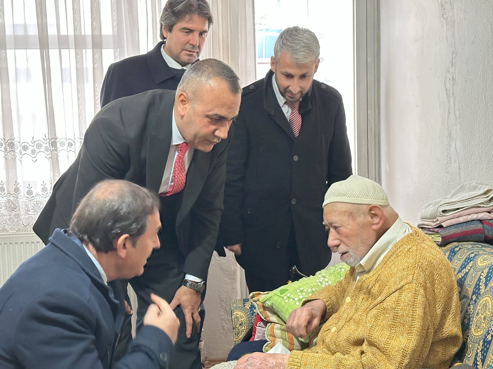 Manisa'da Kore Gazisi Hastaneye Gitmeye Zor Ikna Edildi (2)