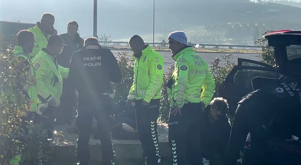 Polisten Kaçan Sürücü Önce Polis Aracına Sonra Direğe Çarptı (1)-1