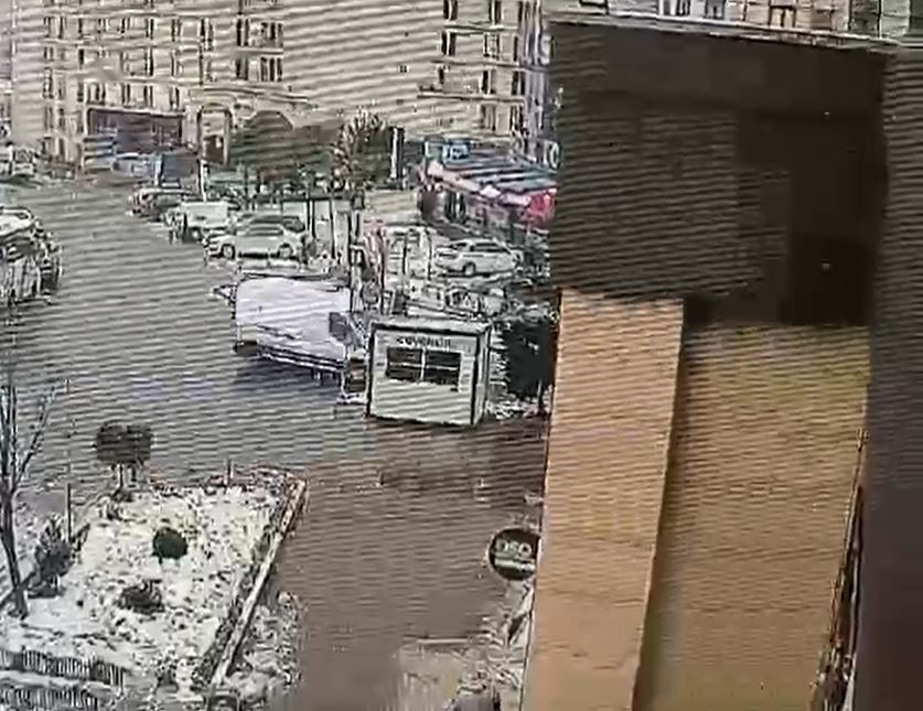 İstanbul Esenyurt’ta Alkollü Olduğu Iddia Edilen Bir Minibüs Şoförü, Yolda Yürüyen Kadına Çarptı. Kazanın Ardından Sürücü Aracına Binerek Olay Yerinden Kaçmak Istedi. Kaza Anı Ise Kameraya Yansıdı. (1)