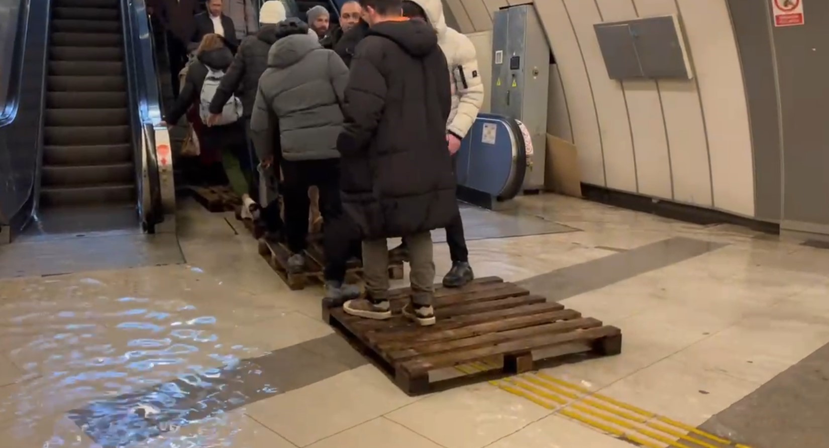 Metrobüs Alt Geçidi Su Bastı Vatandaş Suların Içinde Yürümek Zorunda Kald (3)