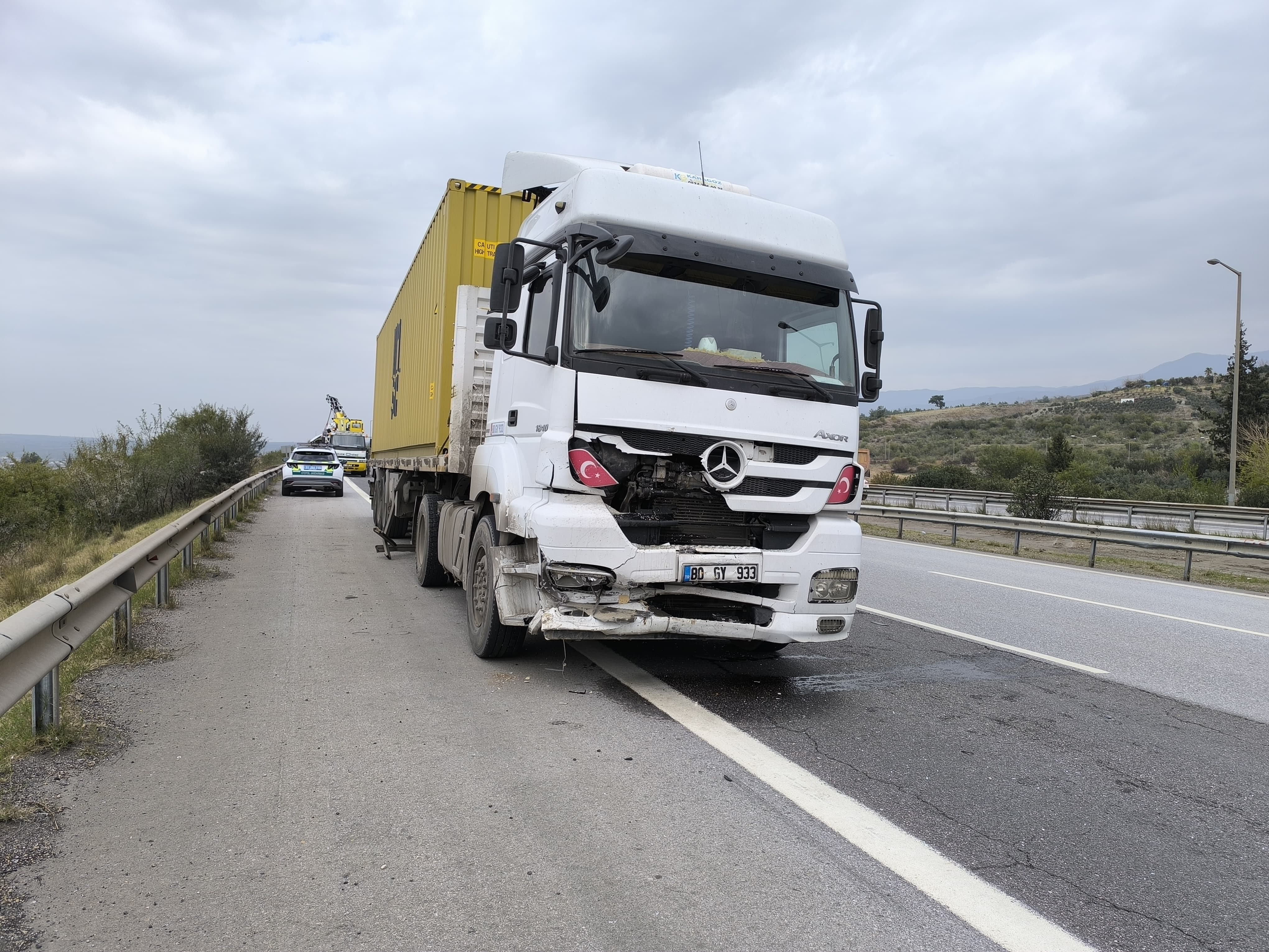 Tırla Otomobil Çarpıştı 2 Ölü 1 Yaralı (1)-1