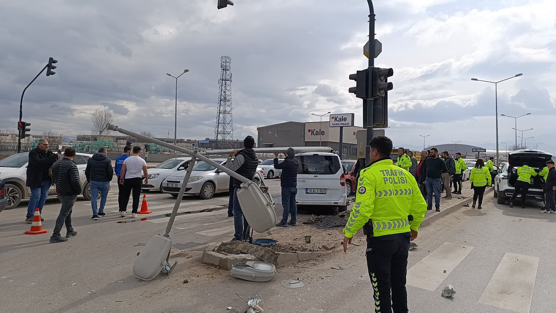 Ticari Araç Kırmızı Işıkta Bekleyen Otomobile Çarptı (3)