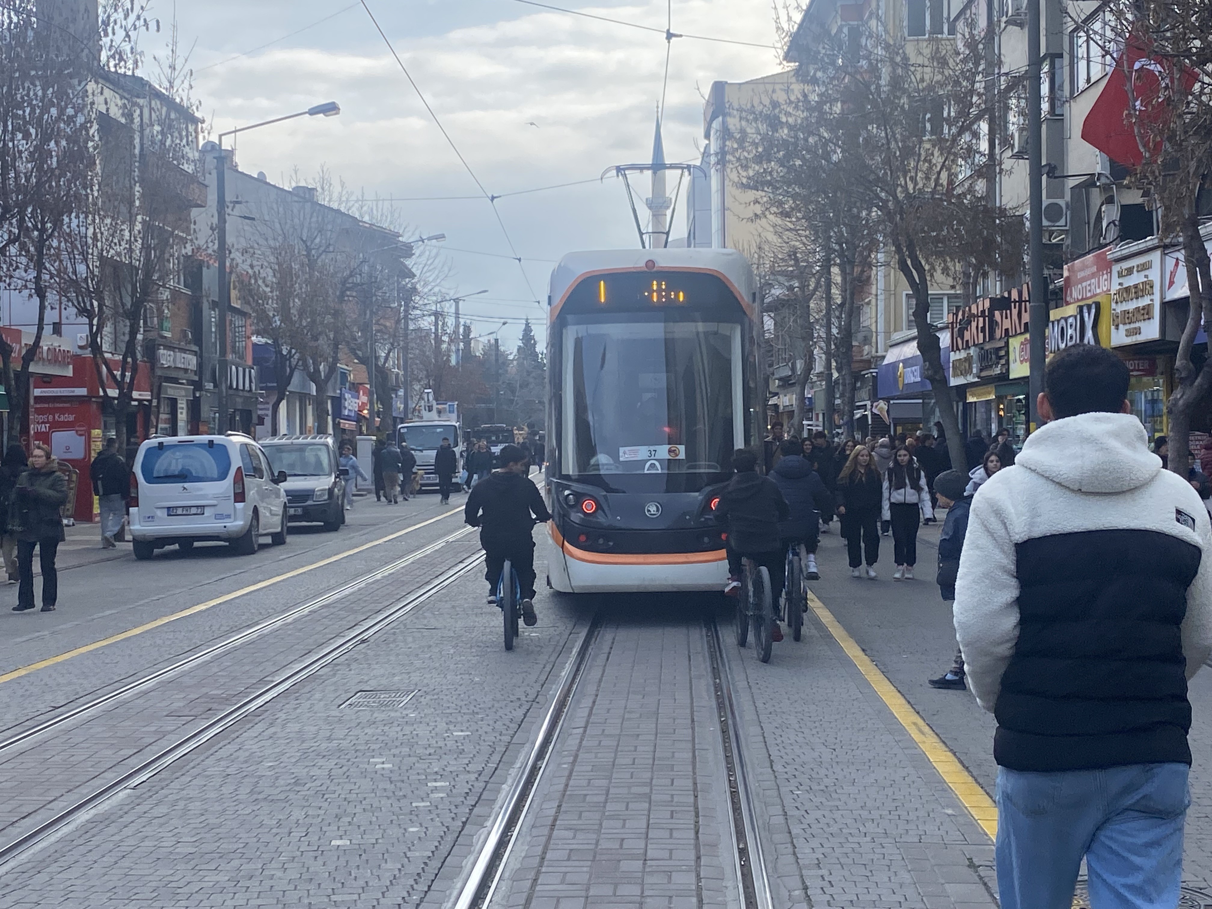 Tramvayın Arkasına Tutunan Bisikletli Çocuklar Canlarını Tehlikeye Attı (3)