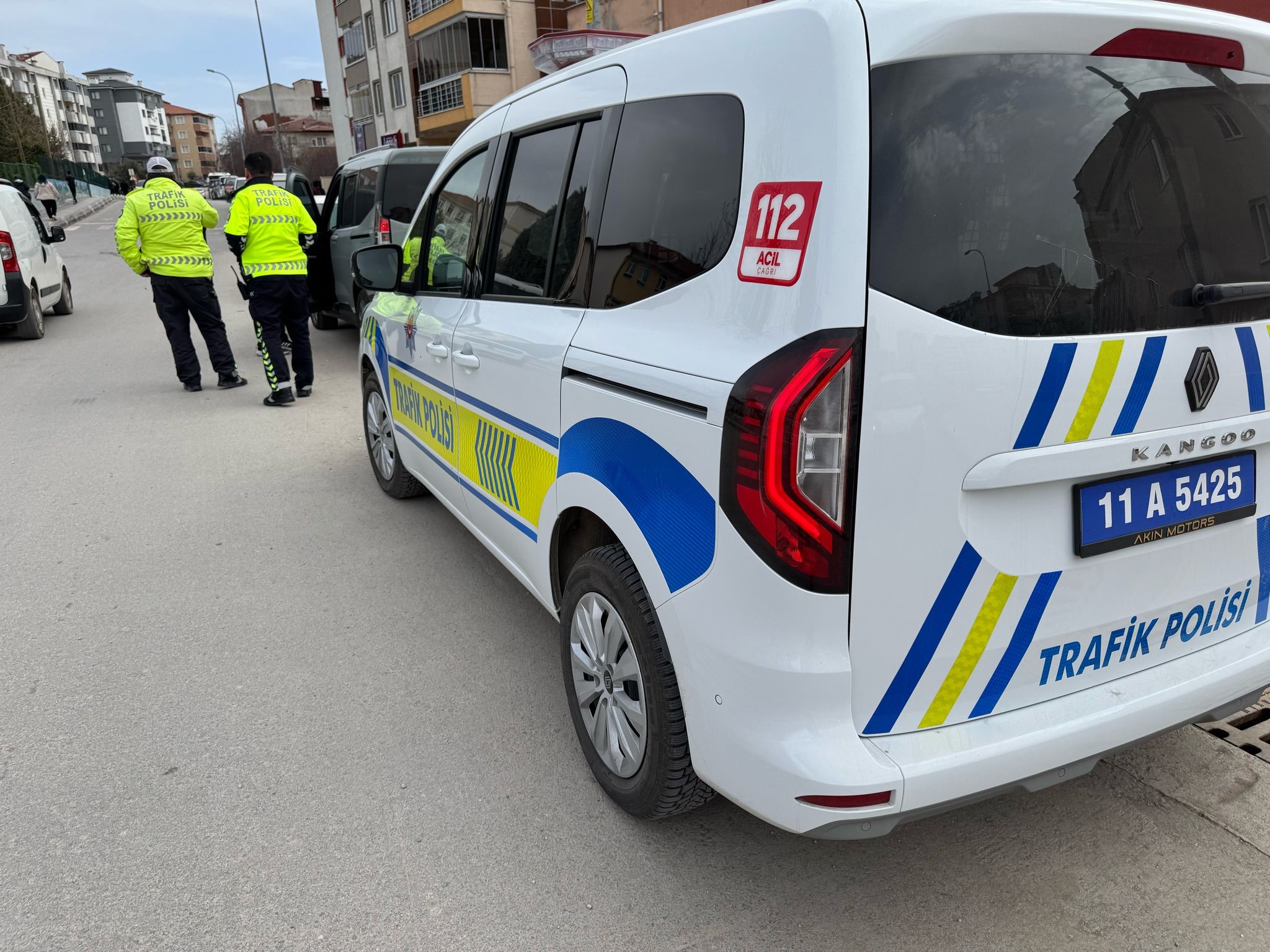 9 Yaşındaki Çocuğa Okulun Önünde Otomobil Çarptı (2)