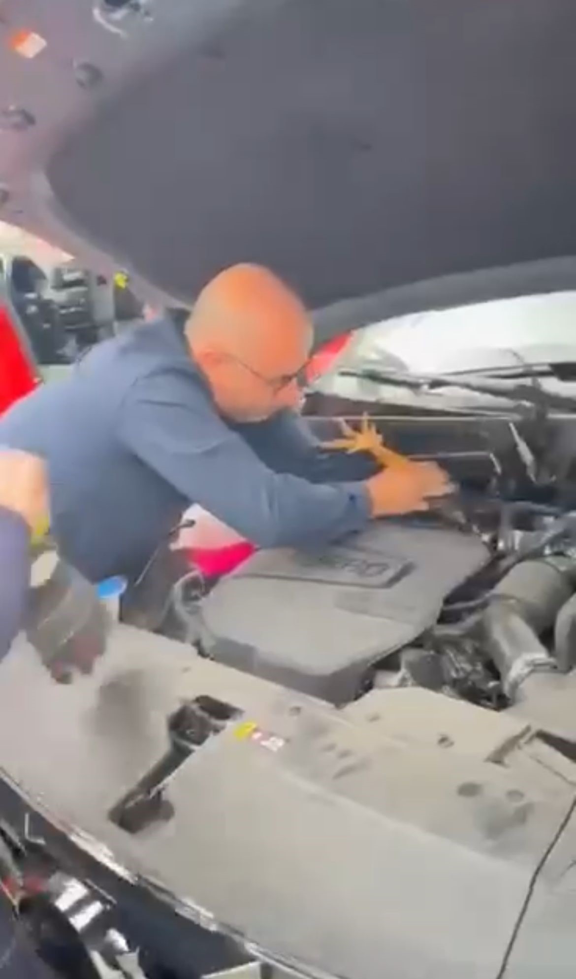 Araç Motoruna Bu Kez Kedi Değil, Horoz Girdi (1)