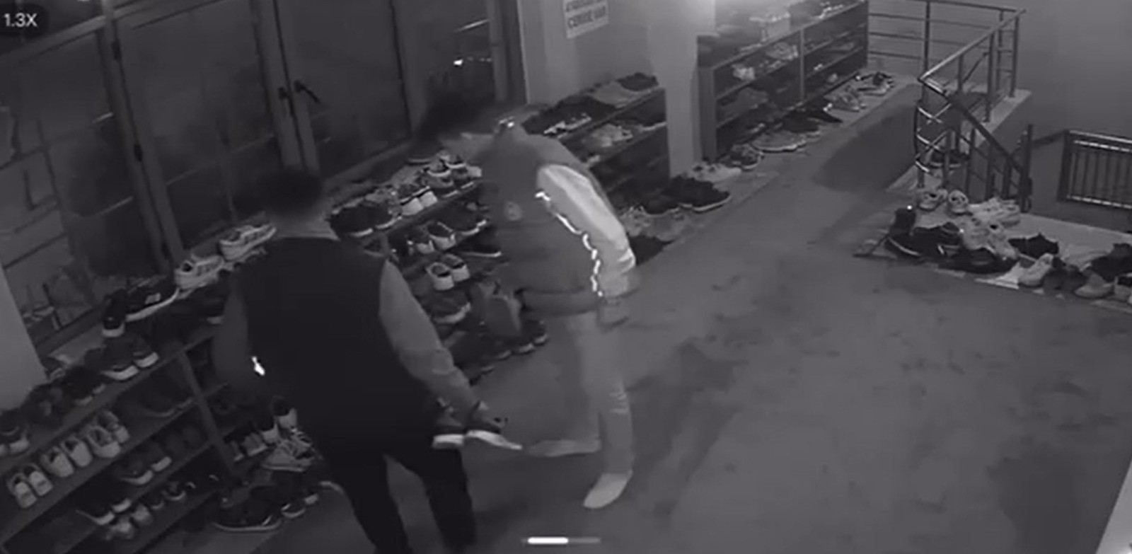 Cemaat Namaza Durdu, Onlar Ayakkabıların Peşine Düştü (1)