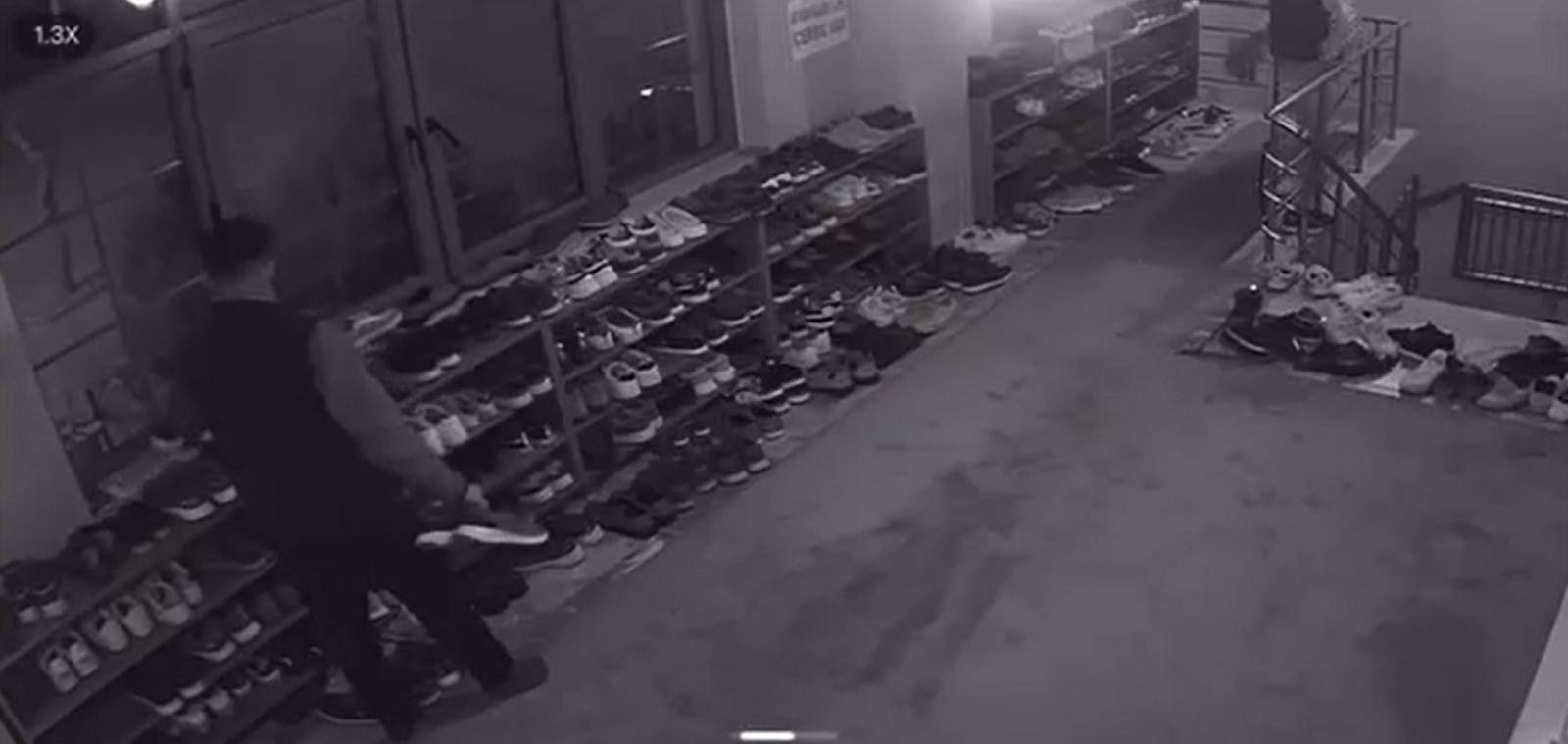 Cemaat Namaza Durdu, Onlar Ayakkabıların Peşine Düştü (3)