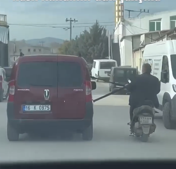 Emniyet Kemerine Tutunarak Motosiklet Çektiler (2)