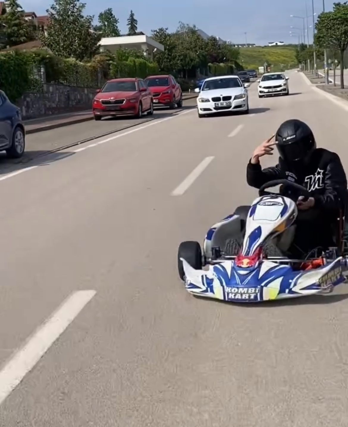 Go Kart Sürücüsü Pisti Şaşırdı, Trafiğe Çıkıp Drift Attı (2)