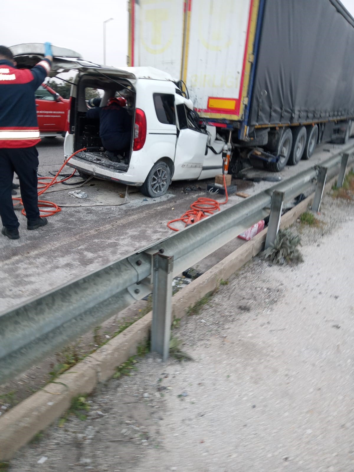 İzmir’de Otomobil Tıra Çarptı, Araçta Sıkışan Genç Öldü (2)
