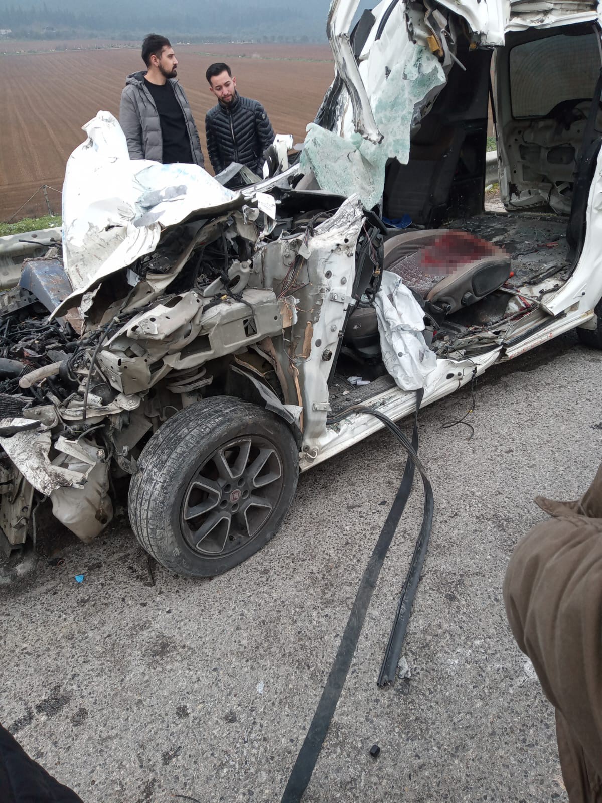 İzmir’de Otomobil Tıra Çarptı, Araçta Sıkışan Genç Öldü (3)