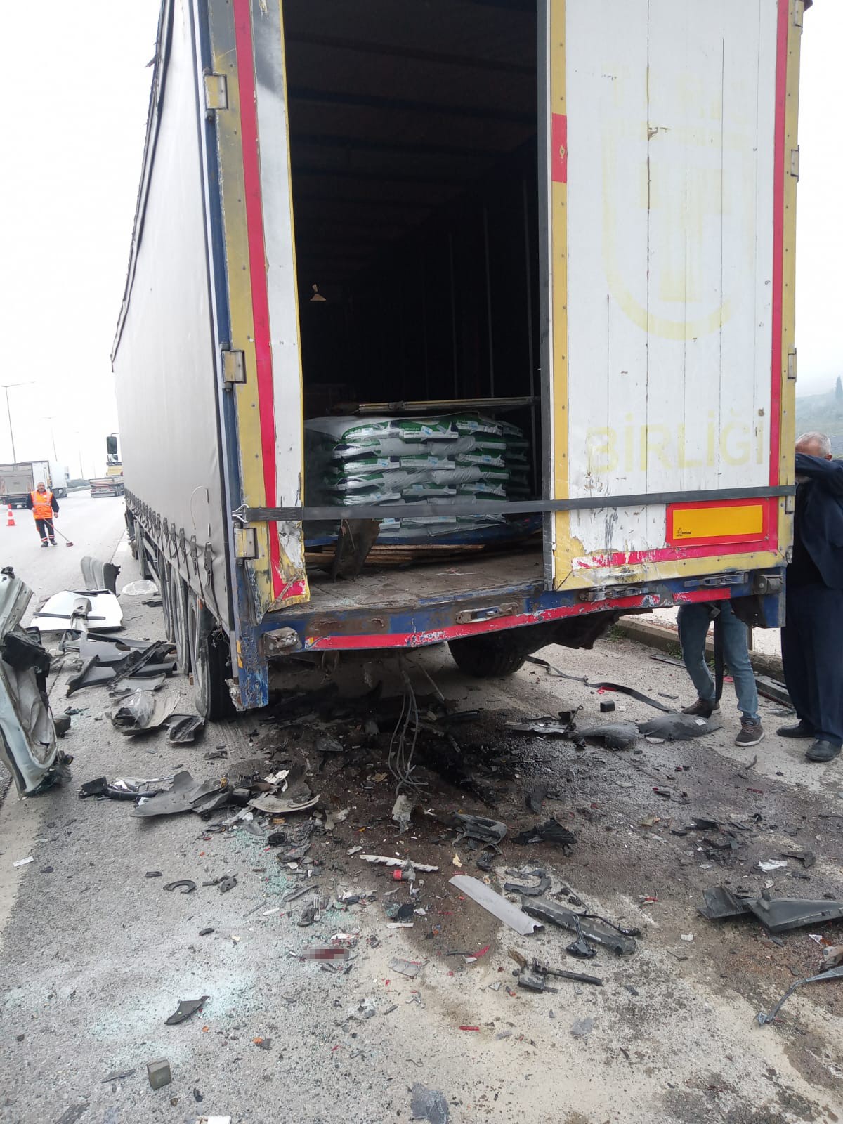İzmir’de Otomobil Tıra Çarptı, Araçta Sıkışan Genç Öldü (4)