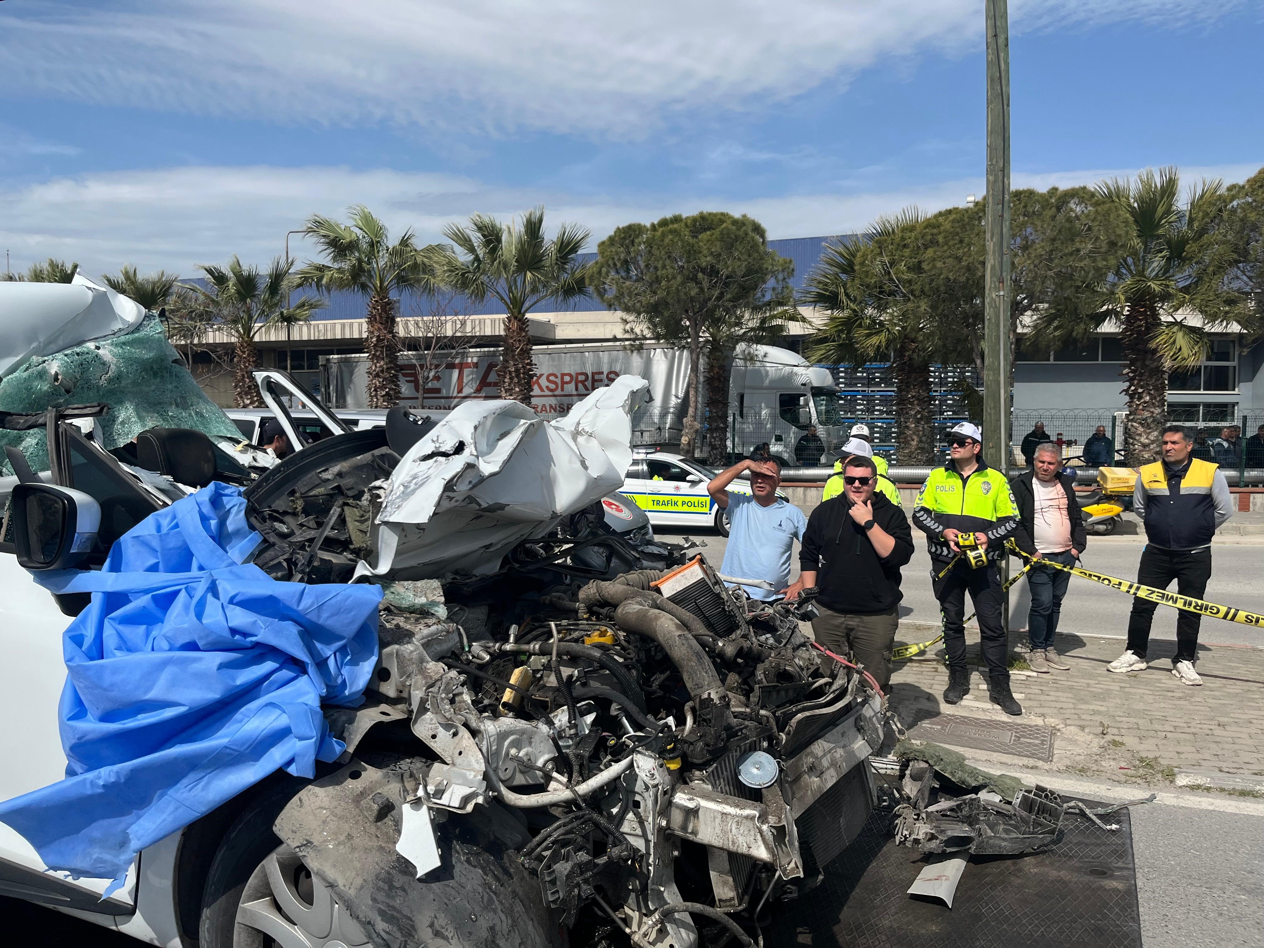 İzmir'de Tırın Altına Giren Otomobil Hurdaya Döndü 1 Öl (2)