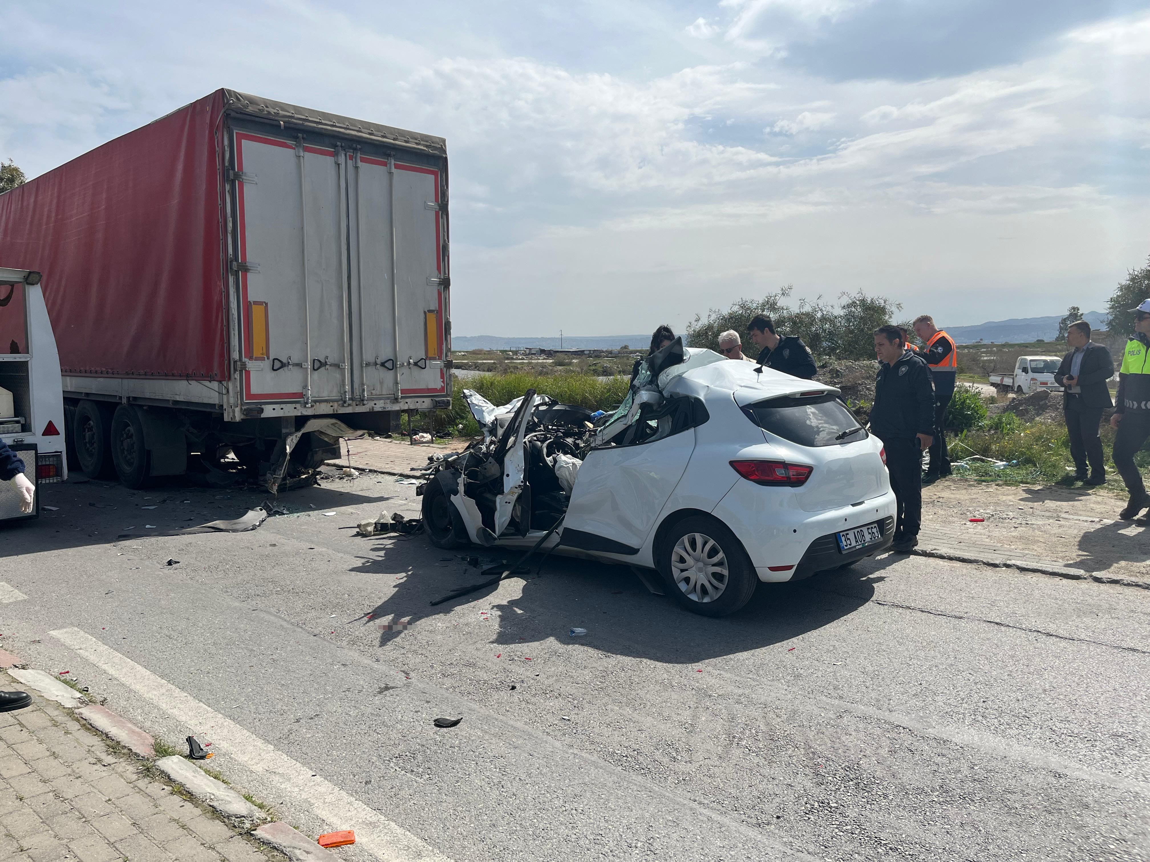 İzmir'de Tırın Altına Giren Otomobil Hurdaya Döndü 1 Öl (3)