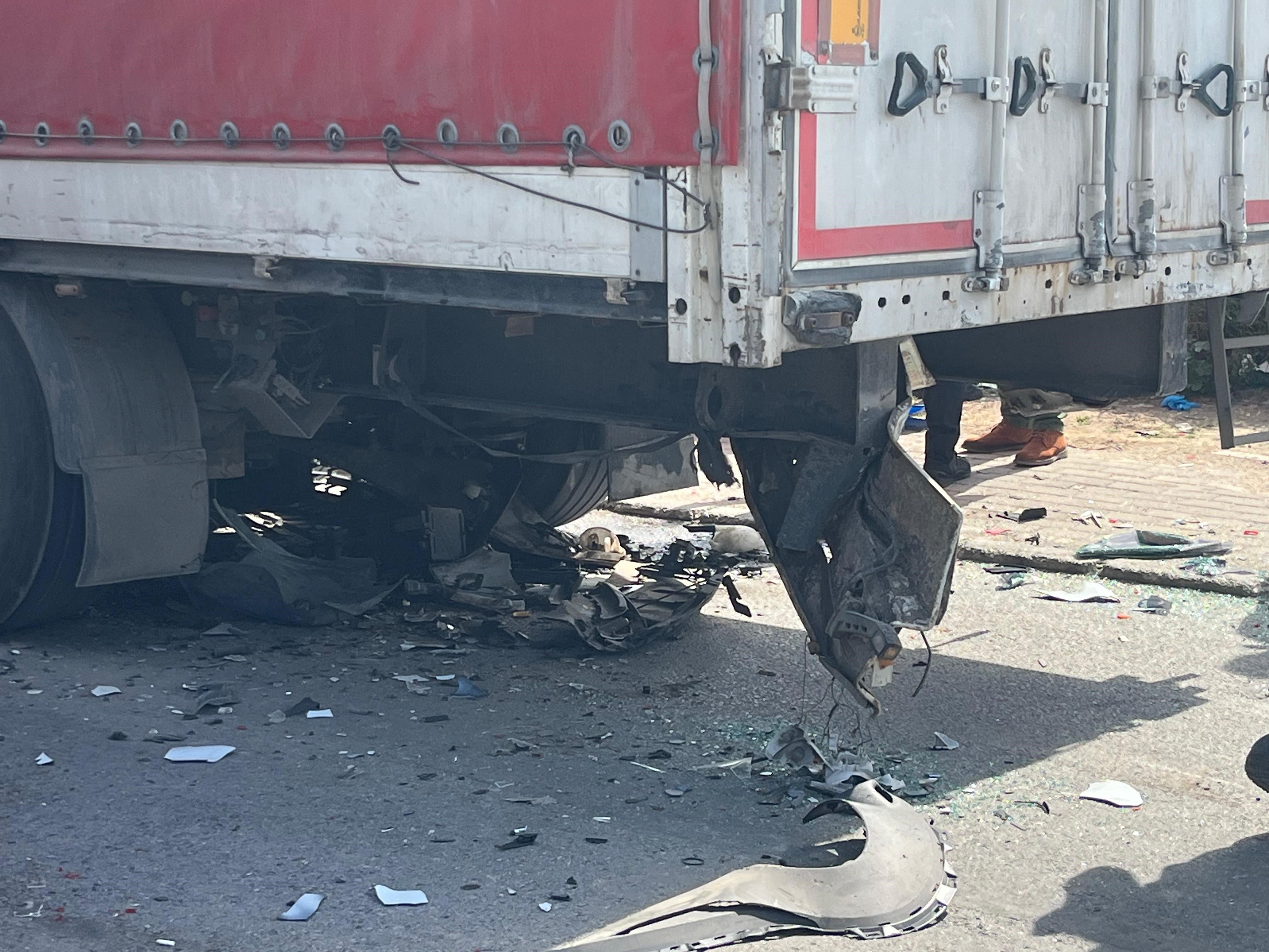 İzmir'de Tırın Altına Giren Otomobil Hurdaya Döndü 1 Öl (4)