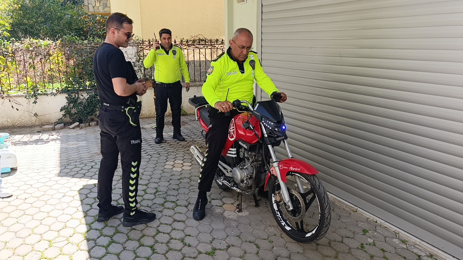 Kaza Yapan Motosiklet Sürücüsü Acısını Unutup Motosikleti Kaçırdı, Tedavi Için Yaya Olarak Geri Geldi (1)