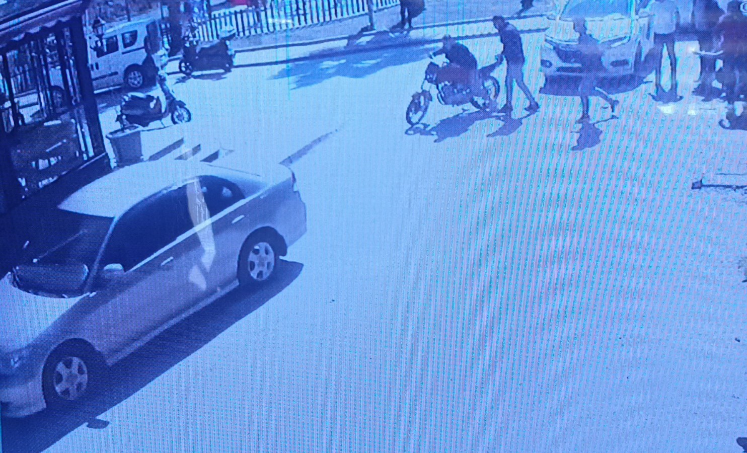 Kaza Yapan Motosiklet Sürücüsü Acısını Unutup Motosikleti Kaçırdı, Tedavi Için Yaya Olarak Geri Geldi (2)