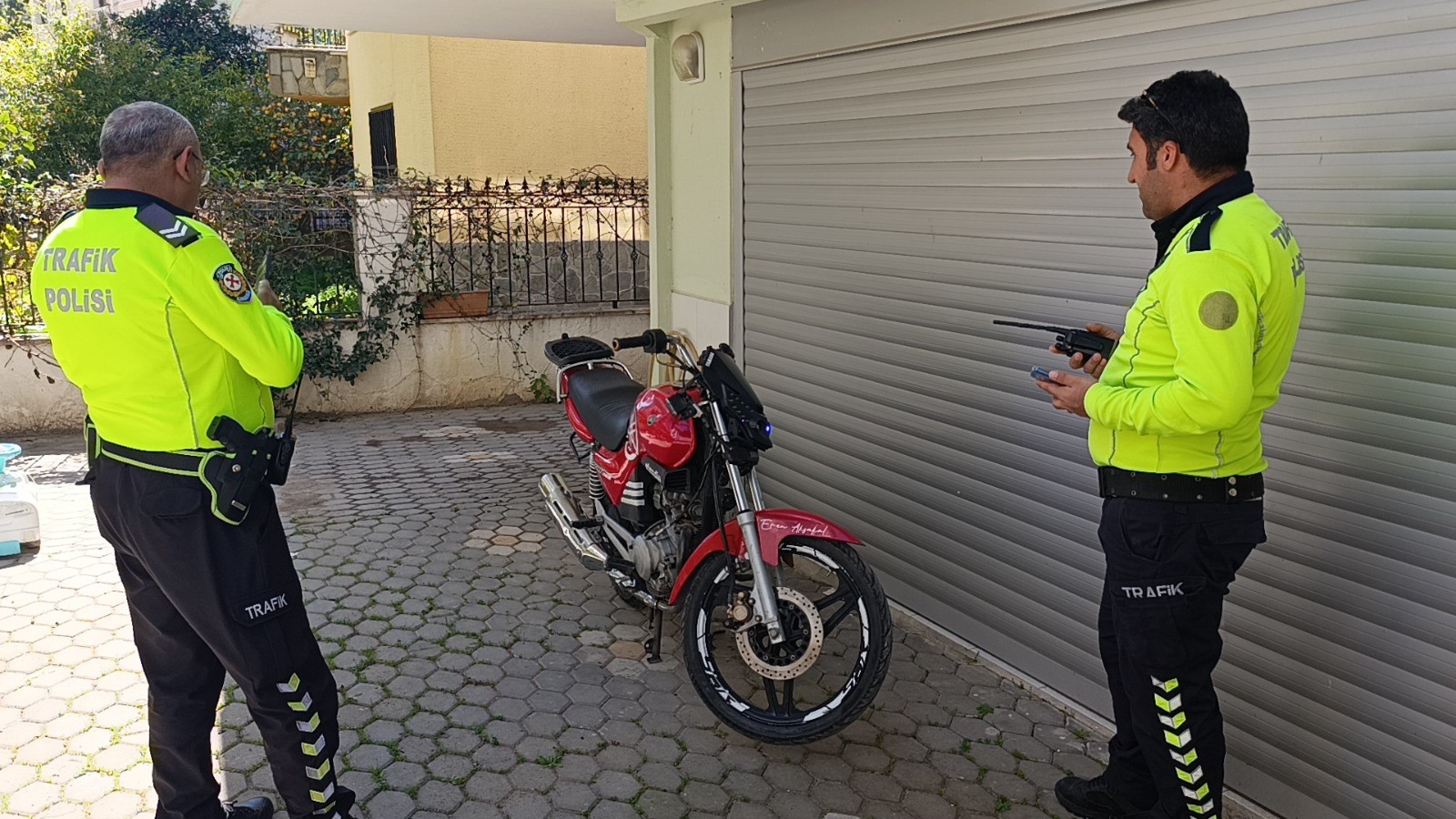 Kaza Yapan Motosiklet Sürücüsü Acısını Unutup Motosikleti Kaçırdı, Tedavi Için Yaya Olarak Geri Geldi (3)