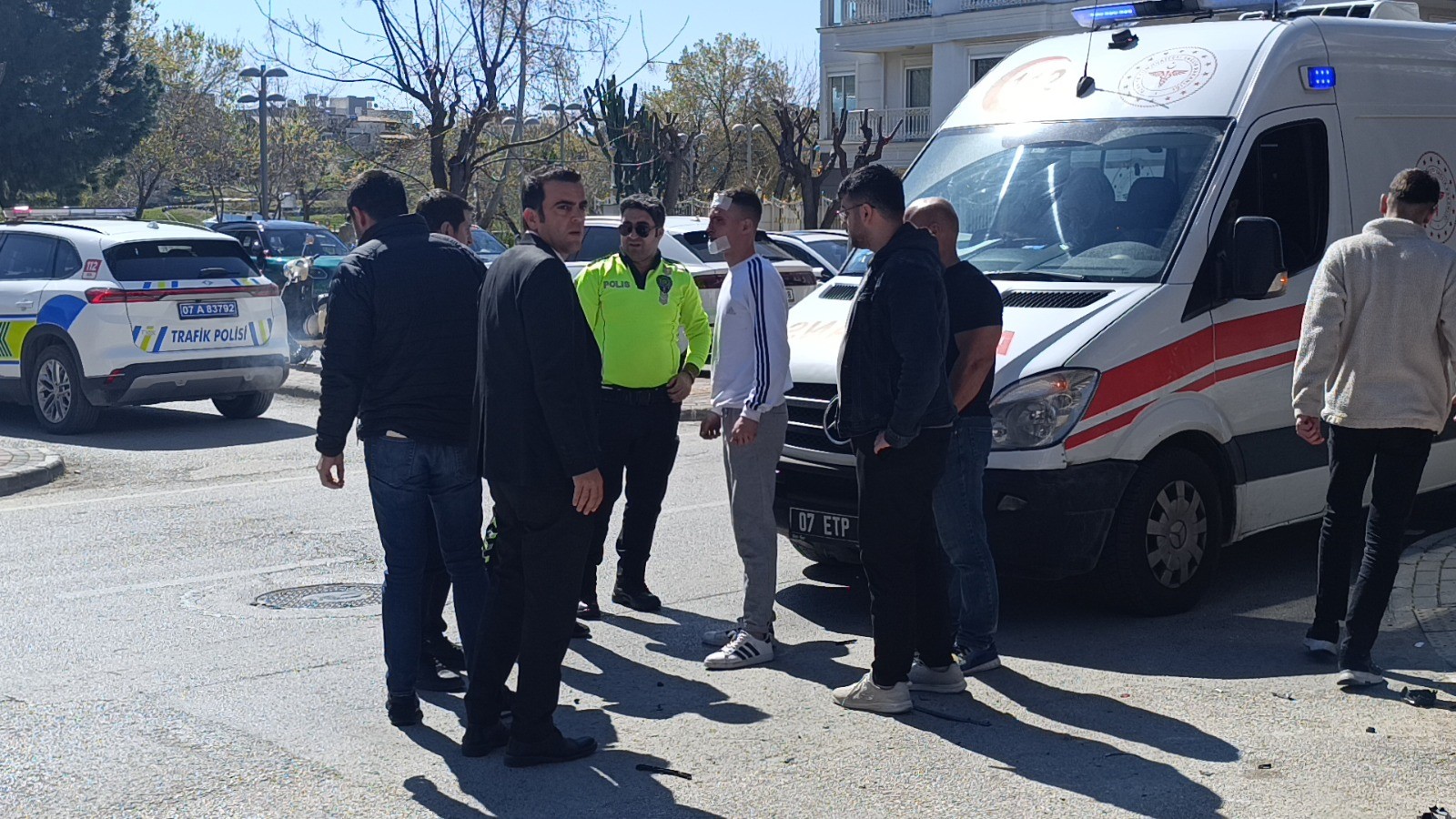 Kaza Yapan Motosiklet Sürücüsü Acısını Unutup Motosikleti Kaçırdı, Tedavi Için Yaya Olarak Geri Geldi (4)