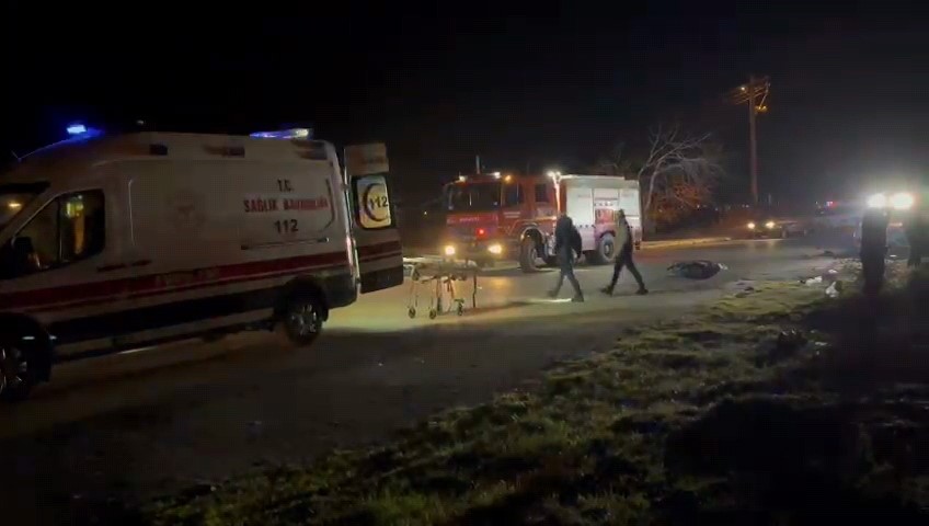 Manisa'da Otomobil Ile Motosiklet Çarpıştı 1 Ölü, 2 Yaralı (2)