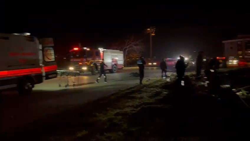 Manisa'da Otomobil Ile Motosiklet Çarpıştı 1 Ölü, 2 Yaralı (3)