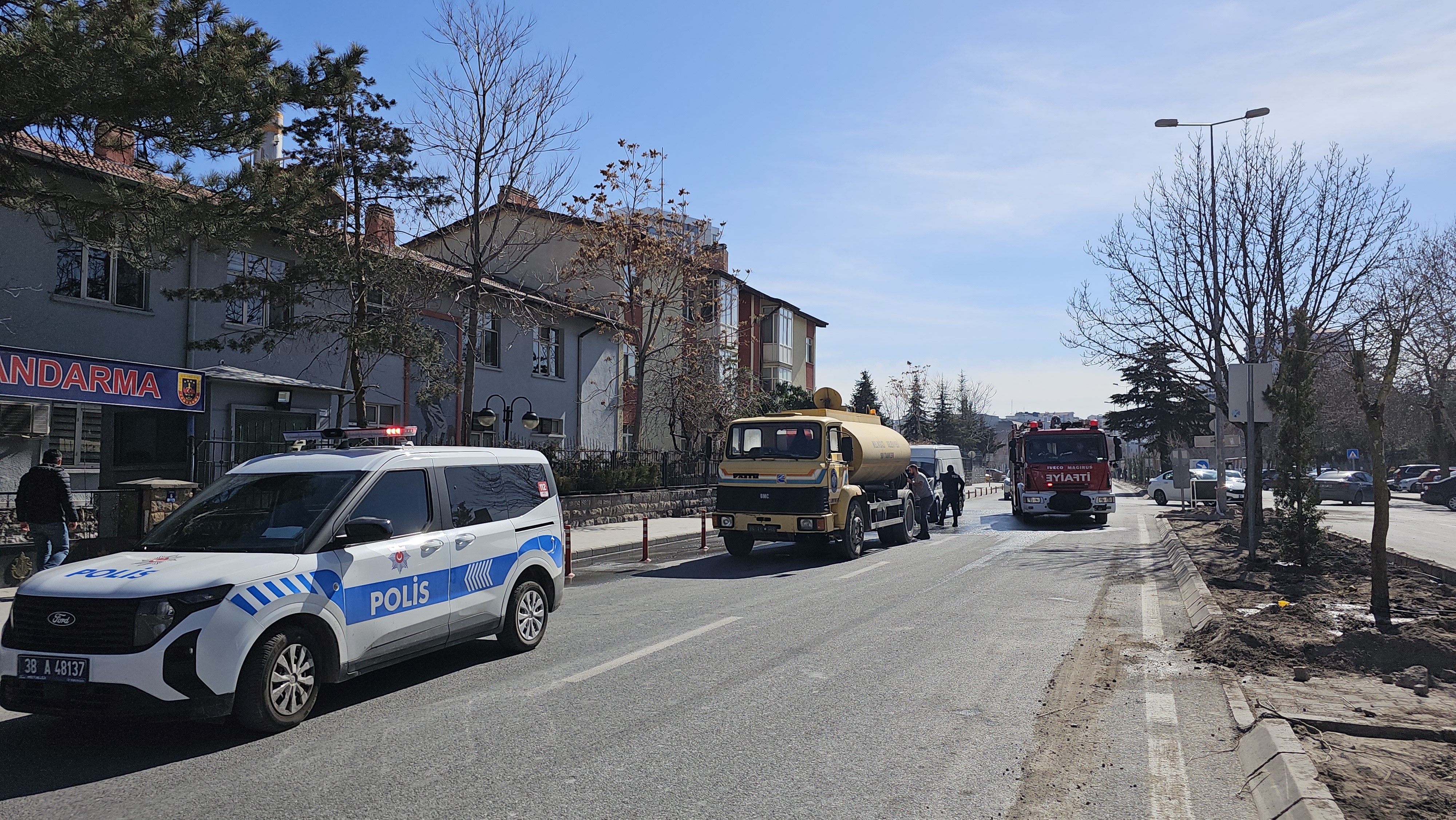 Yanan Kamyoneti O Sırada Yoldan Geçen Su Tankeri Söndürdü (1)