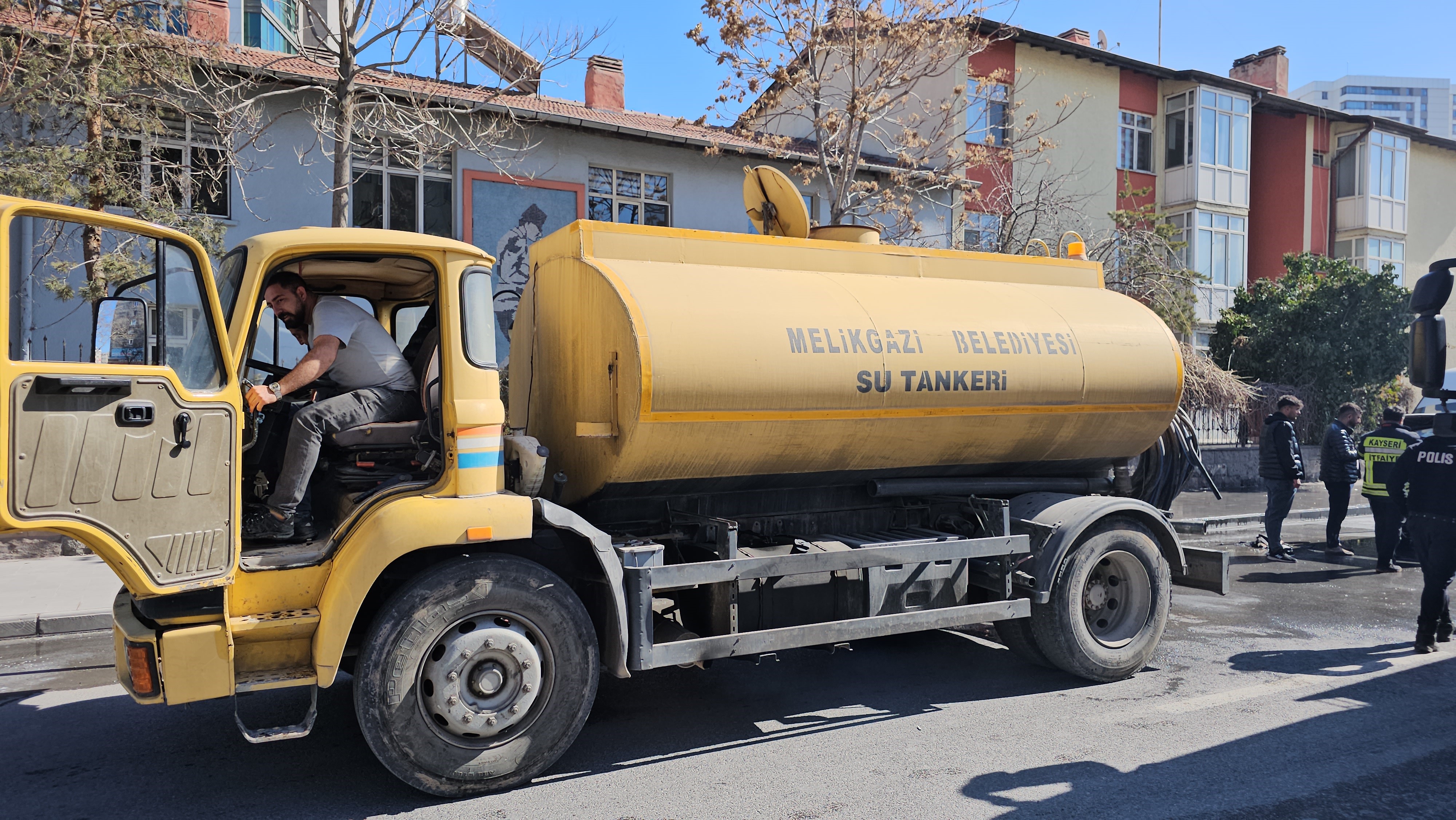 Yanan Kamyoneti O Sırada Yoldan Geçen Su Tankeri Söndürdü (4)