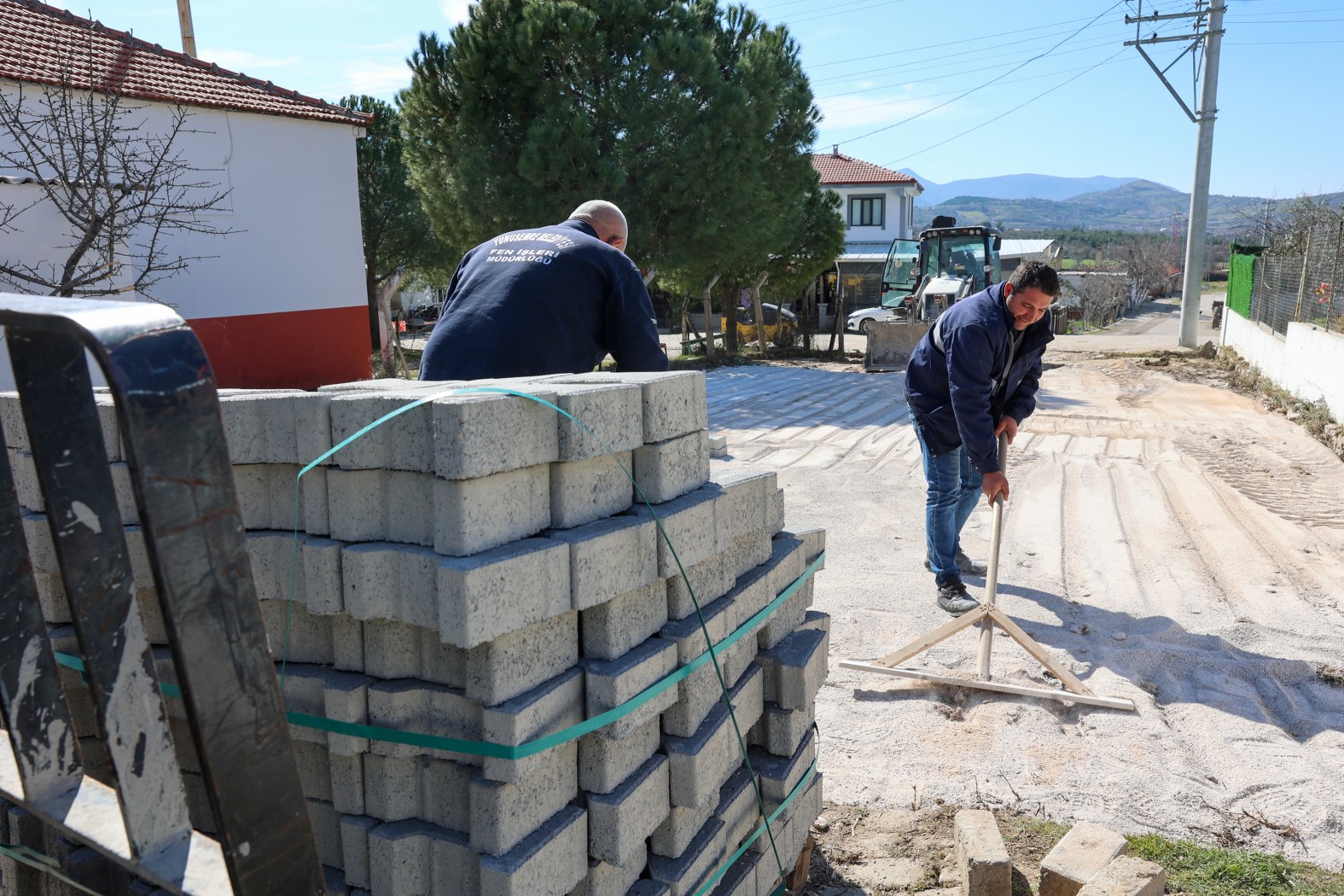 Yunusemre Belediyesi’nden Osmancalı’da Yol Çalışması (1)-1