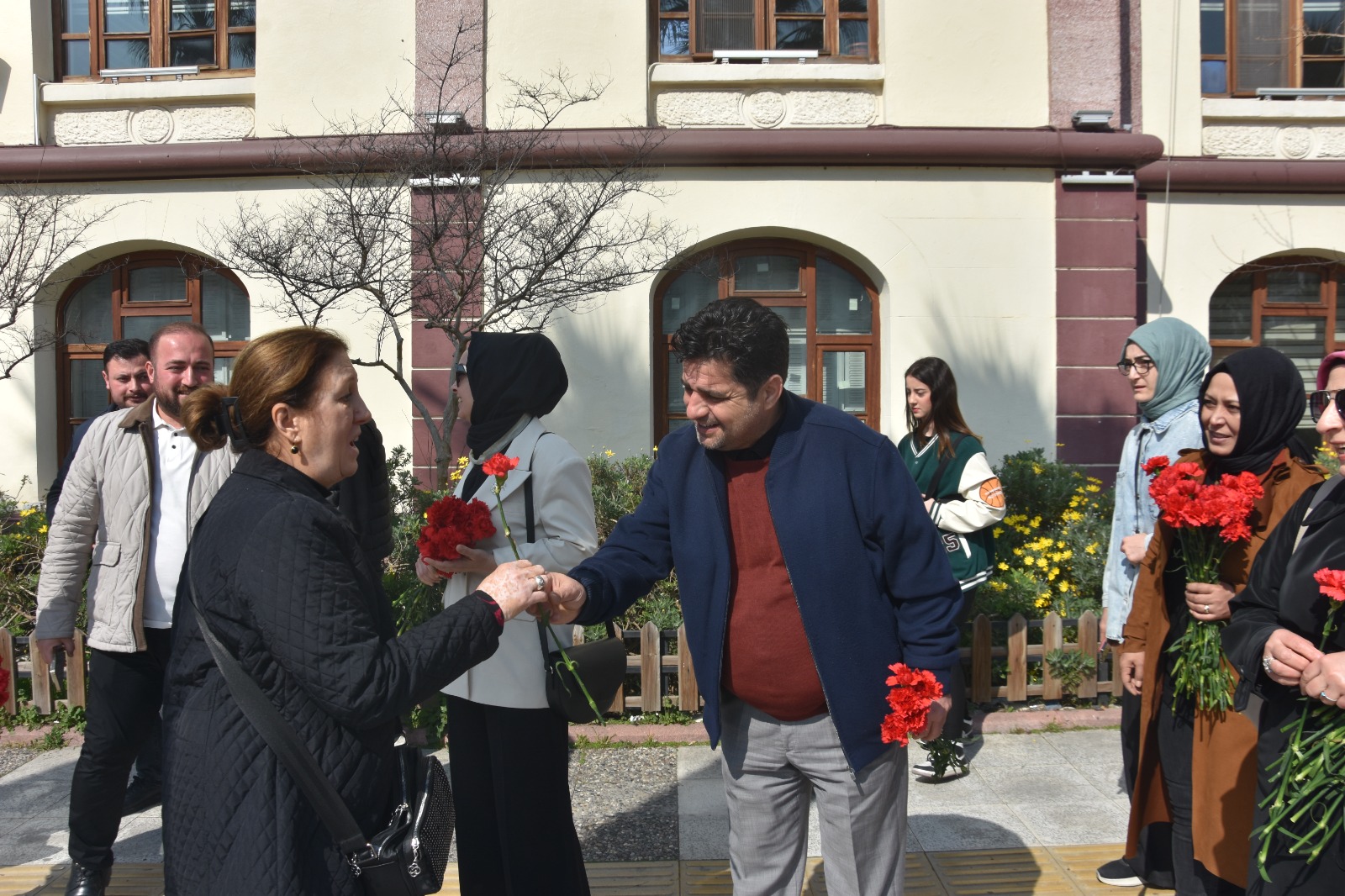 Ak Parti Manisa Teşkilatı’ndan 8 Mart’a Özel Anlamlı Kutlama (2)