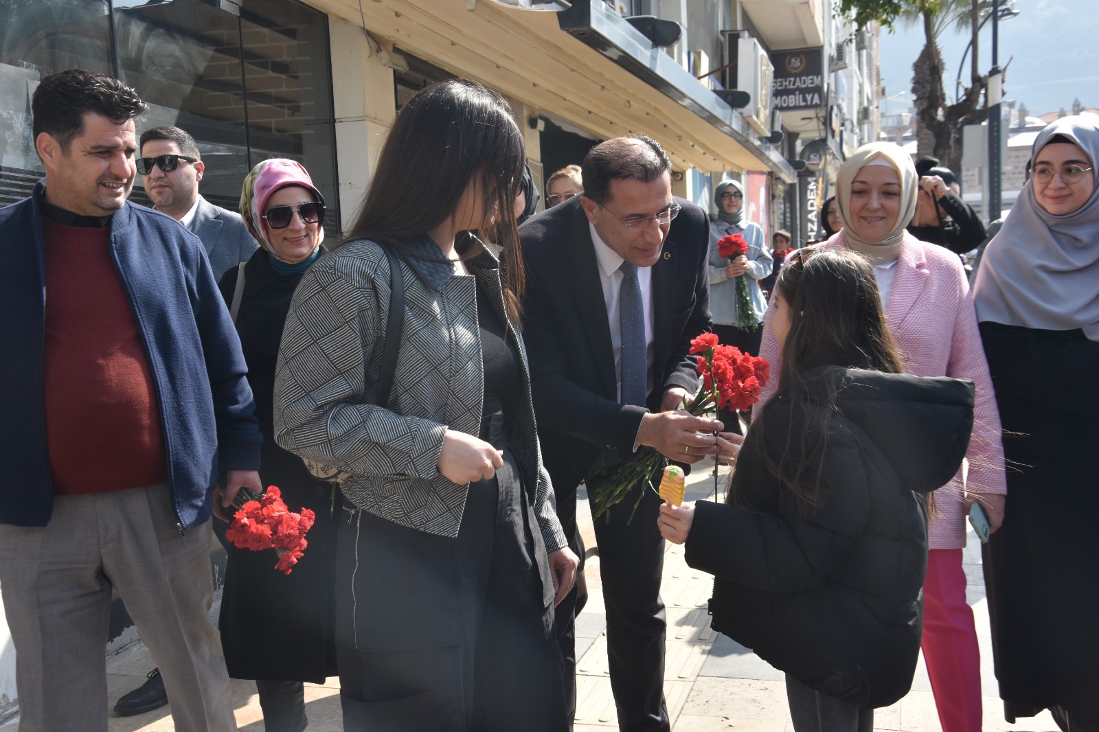 Ak Parti Manisa Teşkilatı’ndan 8 Mart’a Özel Anlamlı Kutlama (4)