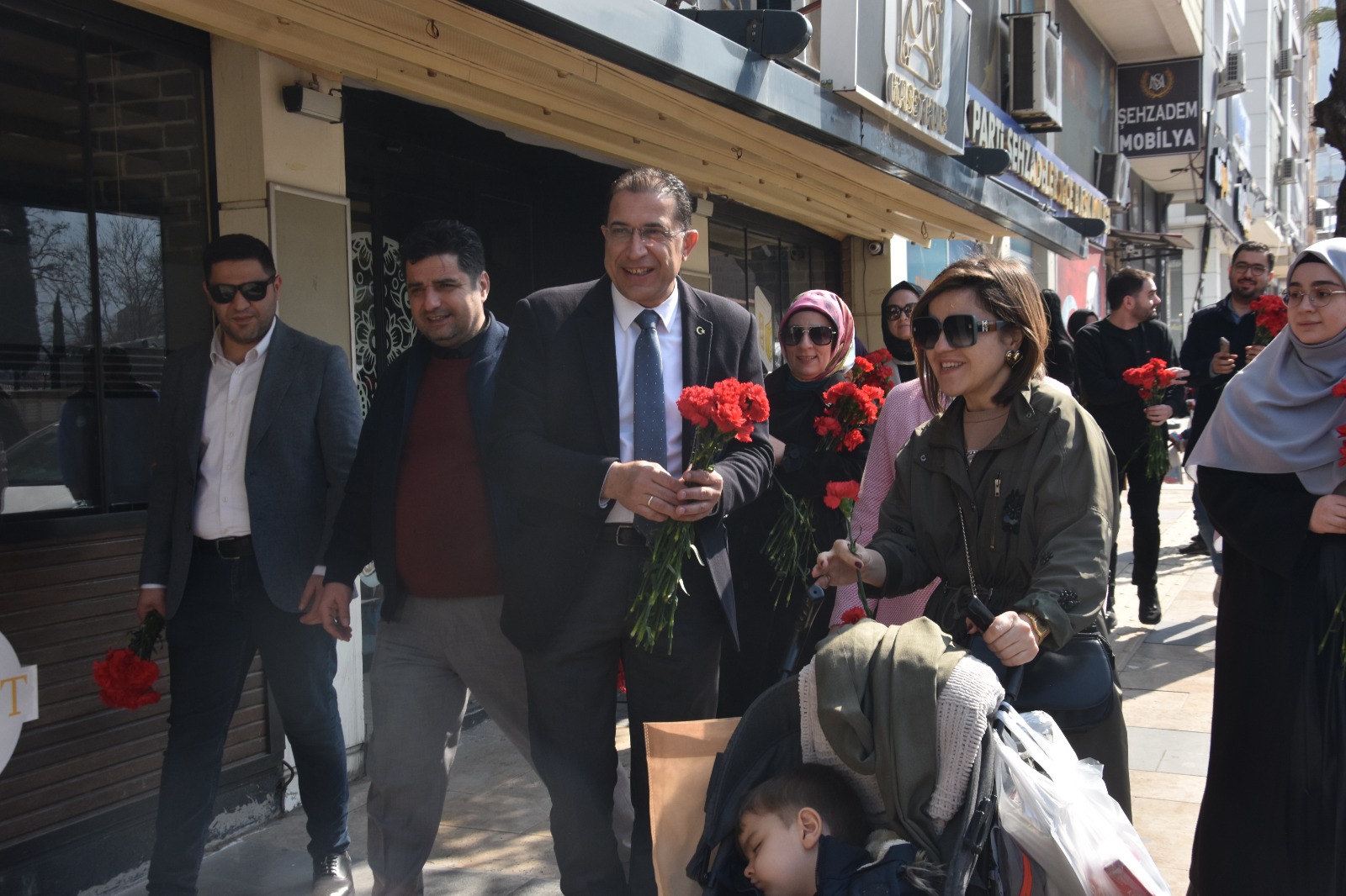 Ak Parti Manisa Teşkilatı’ndan 8 Mart’a Özel Anlamlı Kutlama (5)