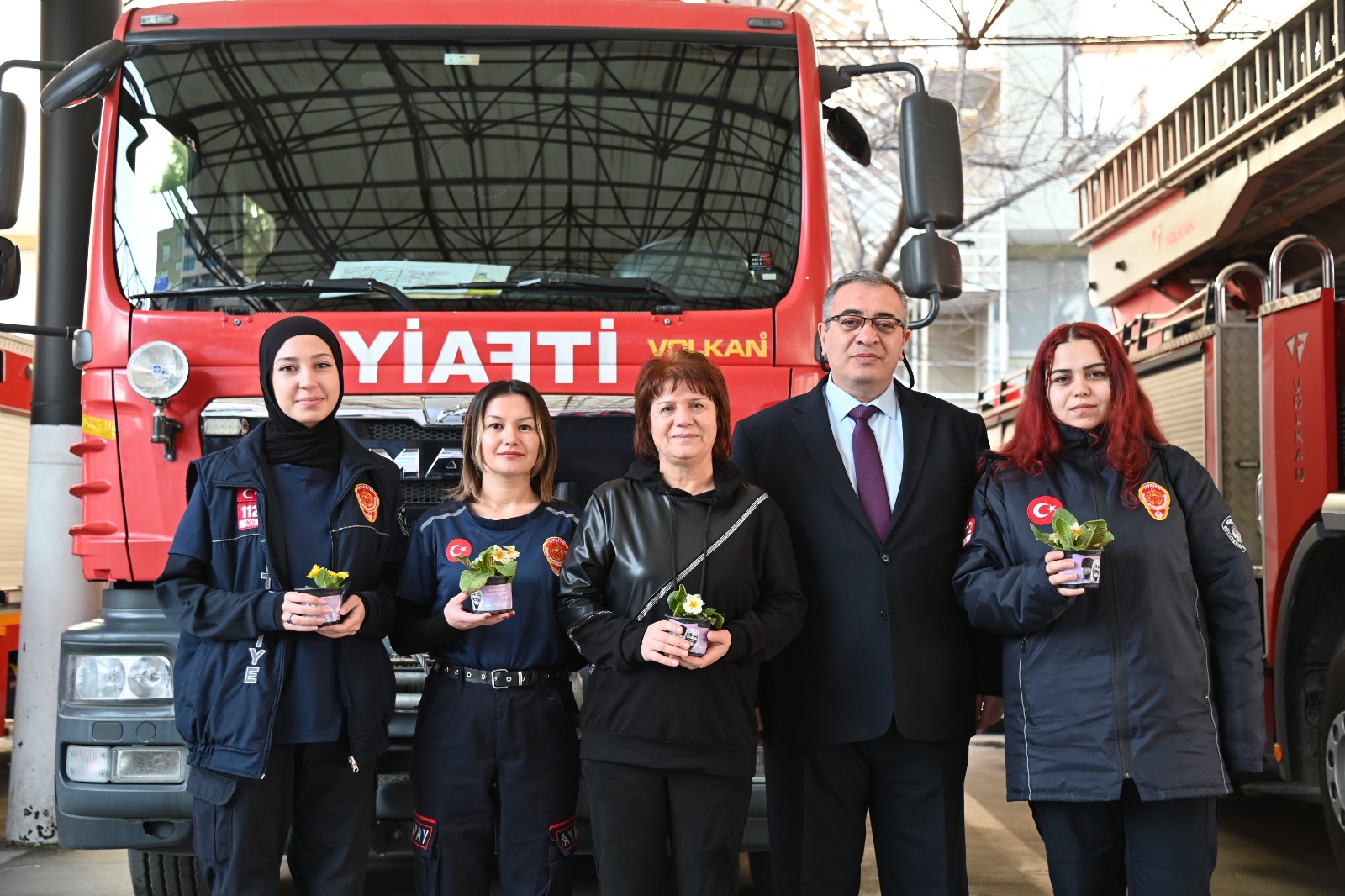 Manisa Büyükşehir Belediyesi Ve Maski̇'den Kadın Çalışanlara Anlamlı Hediye (7)