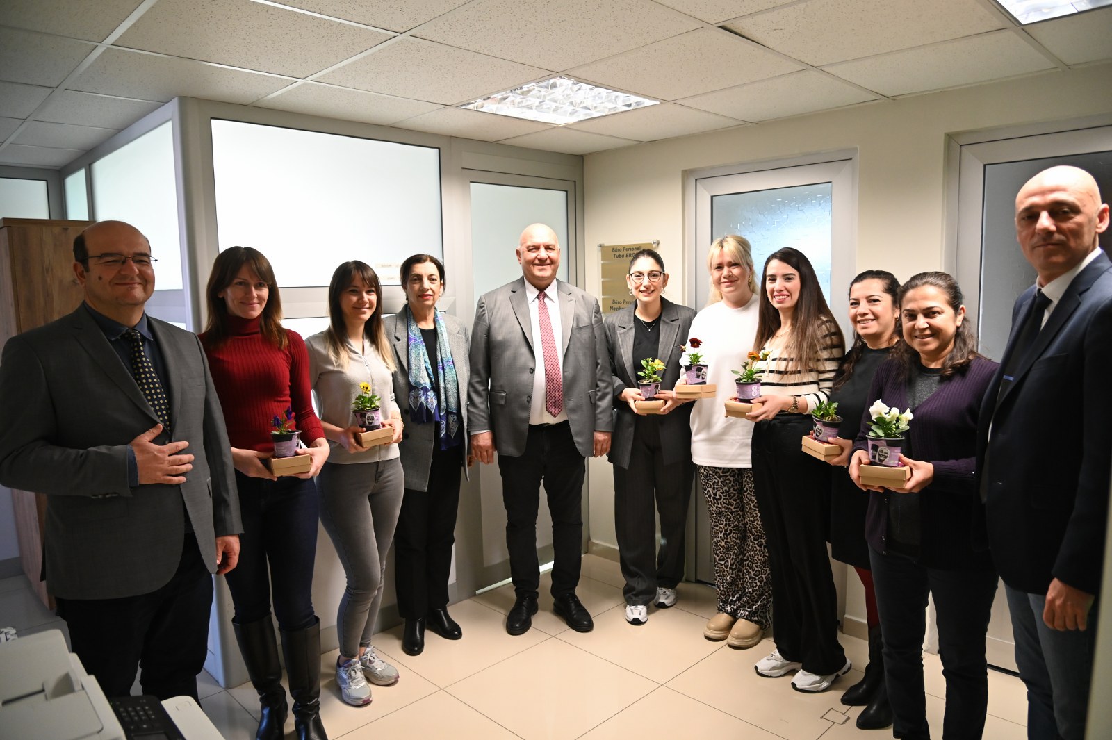 Manisa Büyükşehir Belediyesi Ve Maski̇'den Kadın Çalışanlara Anlamlı Hediye (9)
