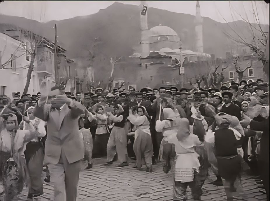 Manisa'da 67 Yıl Öncesine Ait Mesir Şenlikleri Fotoğrafı Yayınlandı-3